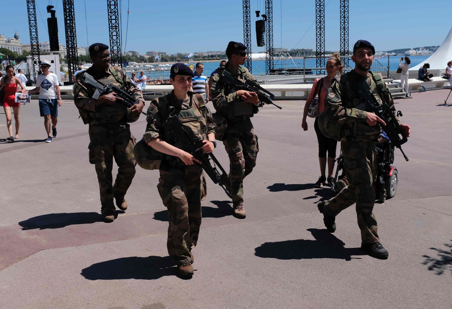 Terrorismivastasel operatsioonil Sentinelle teenivad Prantsuse sõdurid patrullimas Croisette'i rannas.