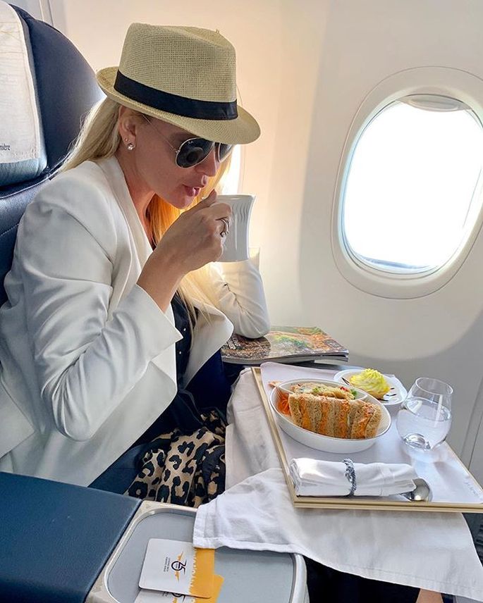 Uspeshnaya Estonskaya Biznes Ledi Razdelas Do Trusov I Pokazala Idealnoe Utro Dnya Rozhdeniya Zvezdy Limon