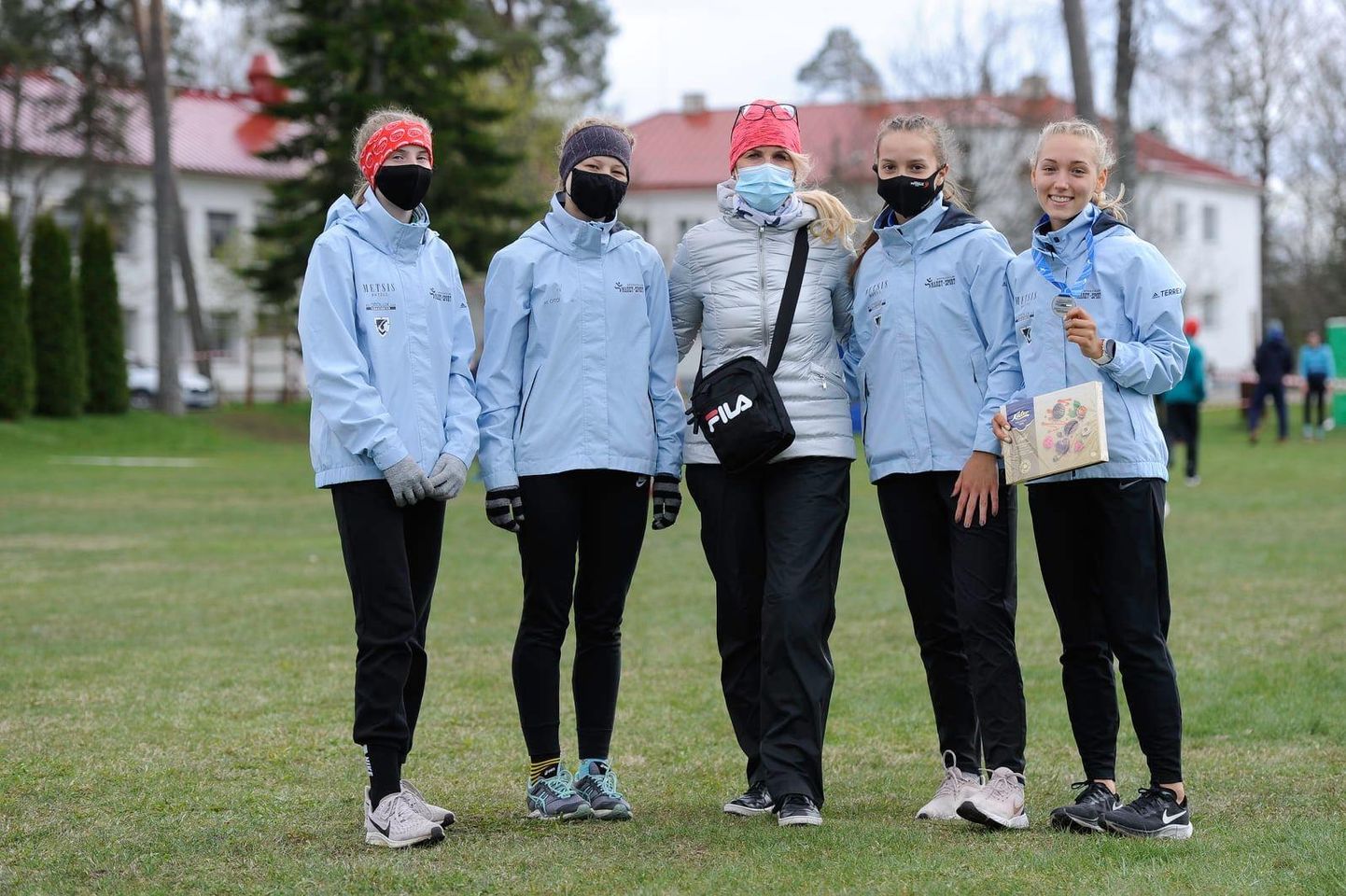 Valga spordiklubi Maret-Sport neiusid oli stardis neli: Annabel Kaas (vasakult), Ketlin Kopp, Elis-Marie Eglit ja Carmen Rääk. Noori juhendab treener Anneli Taul (keskel).
