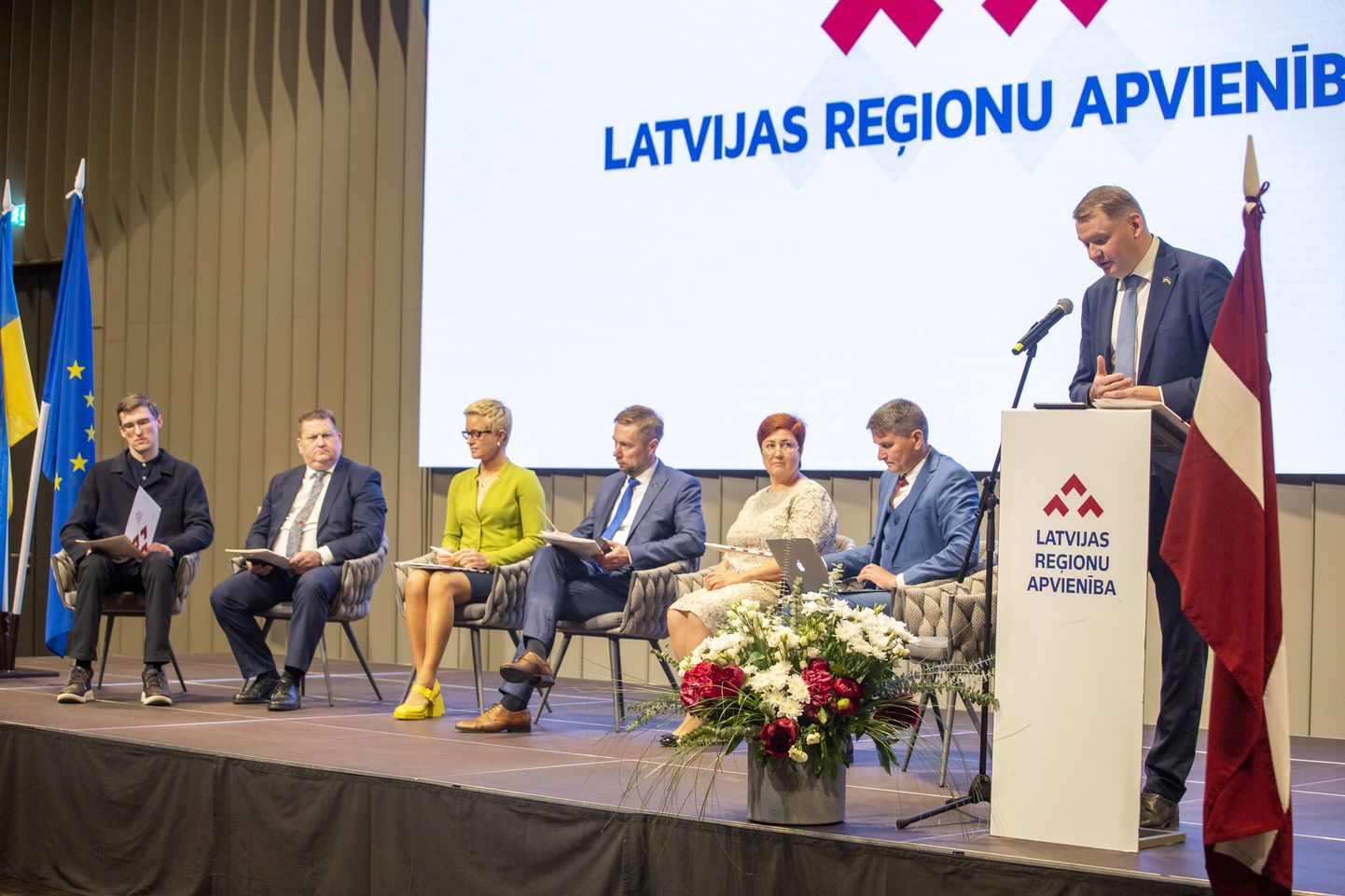 Latvijas Reģionu apvienības valdes priekšsēdētājs Edvards Smiltēns uzrunā klātesošos partijas kongresā, kurā tiek iezīmēts partijas politiskais un ekonomiskais piedāvājums Saeimas vēlēšanās.