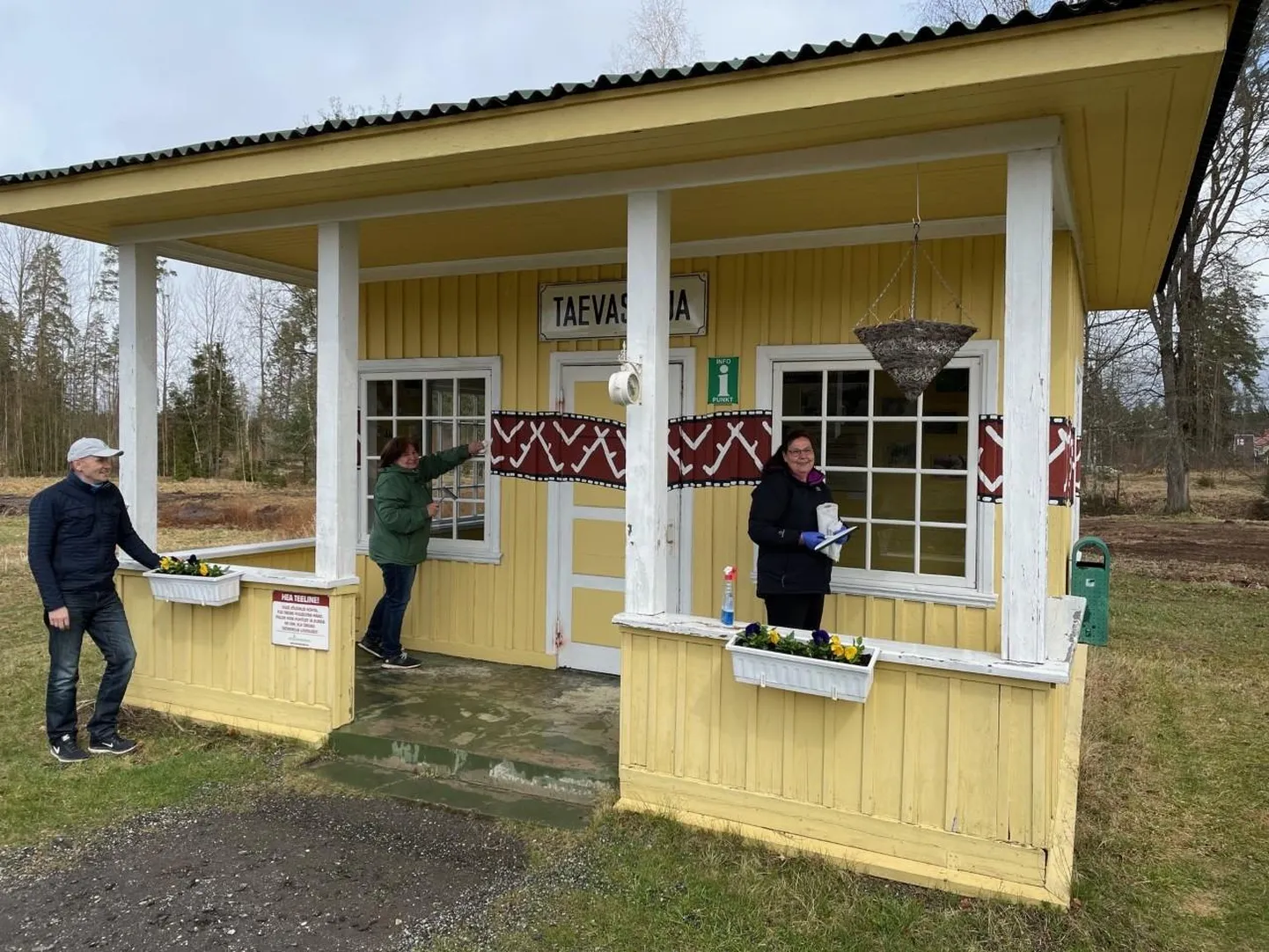 Põlvamaa talgutööde koordinaator Ahti Bleive külaelanike Anne ja Külliga Taevaskoja ootepaviljoni korrastamas.