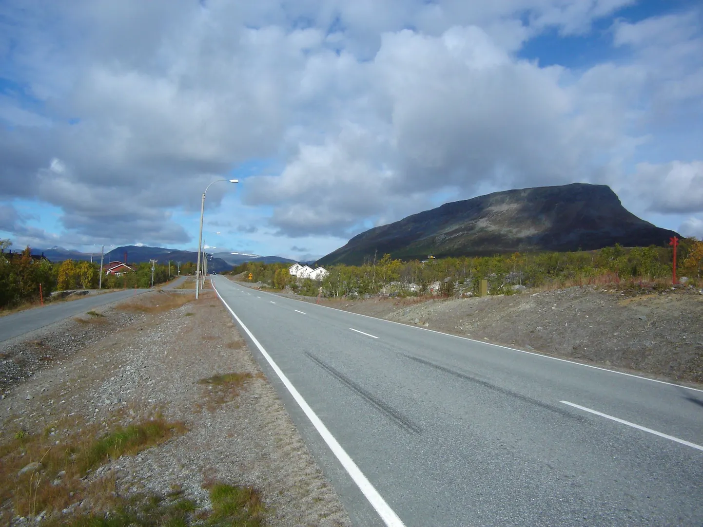 Kilpisjärvi küla (vasakul) ja paremal paistab Saana tundruala.
