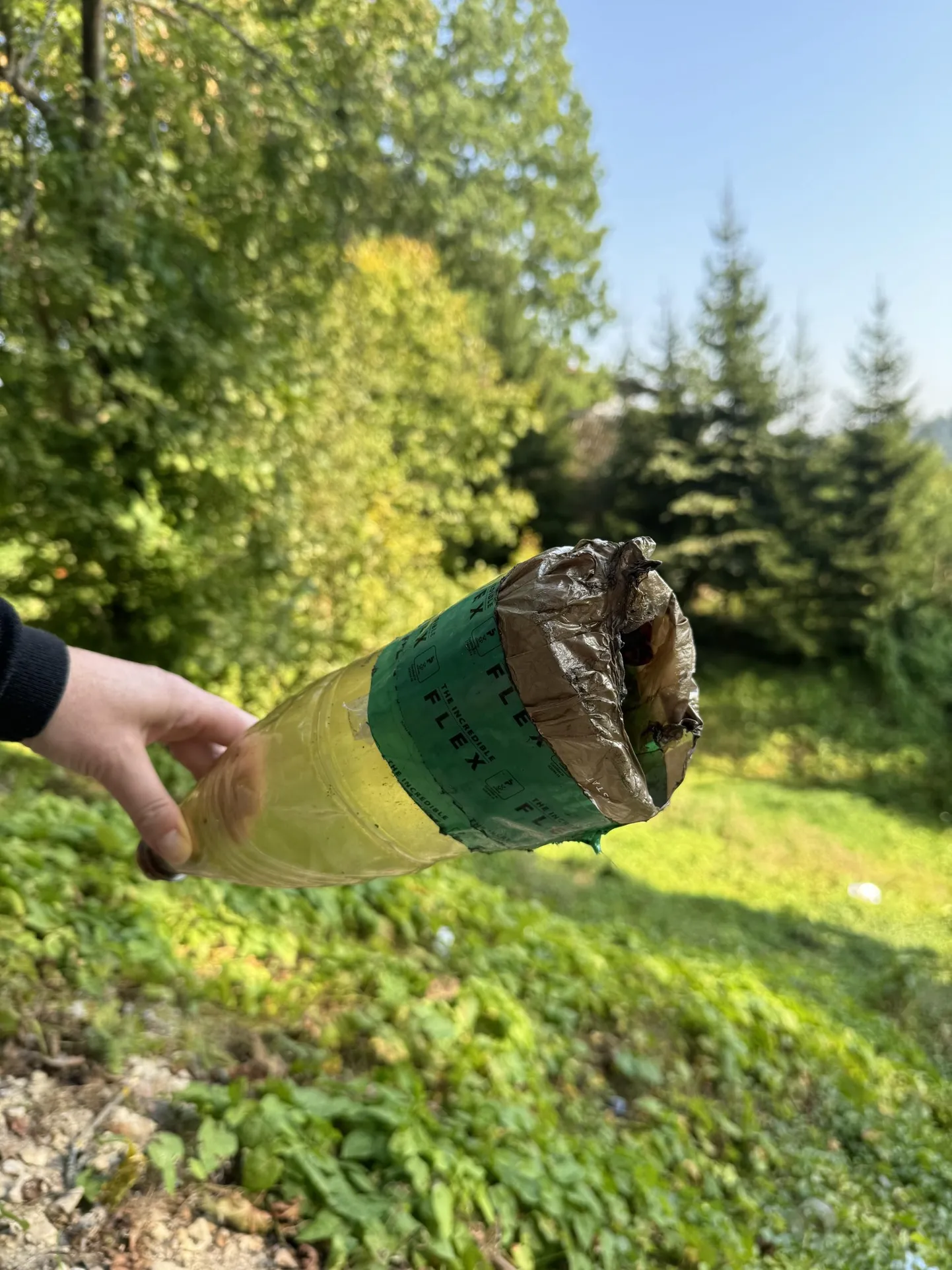 Viljandi Vaba Waldorfkooli töötajad leidsid Kassisaba tänava müüri juurest sellise meisterduse. Pudeleid, millelt põhi ära lõigatud, vedeles seal palju.