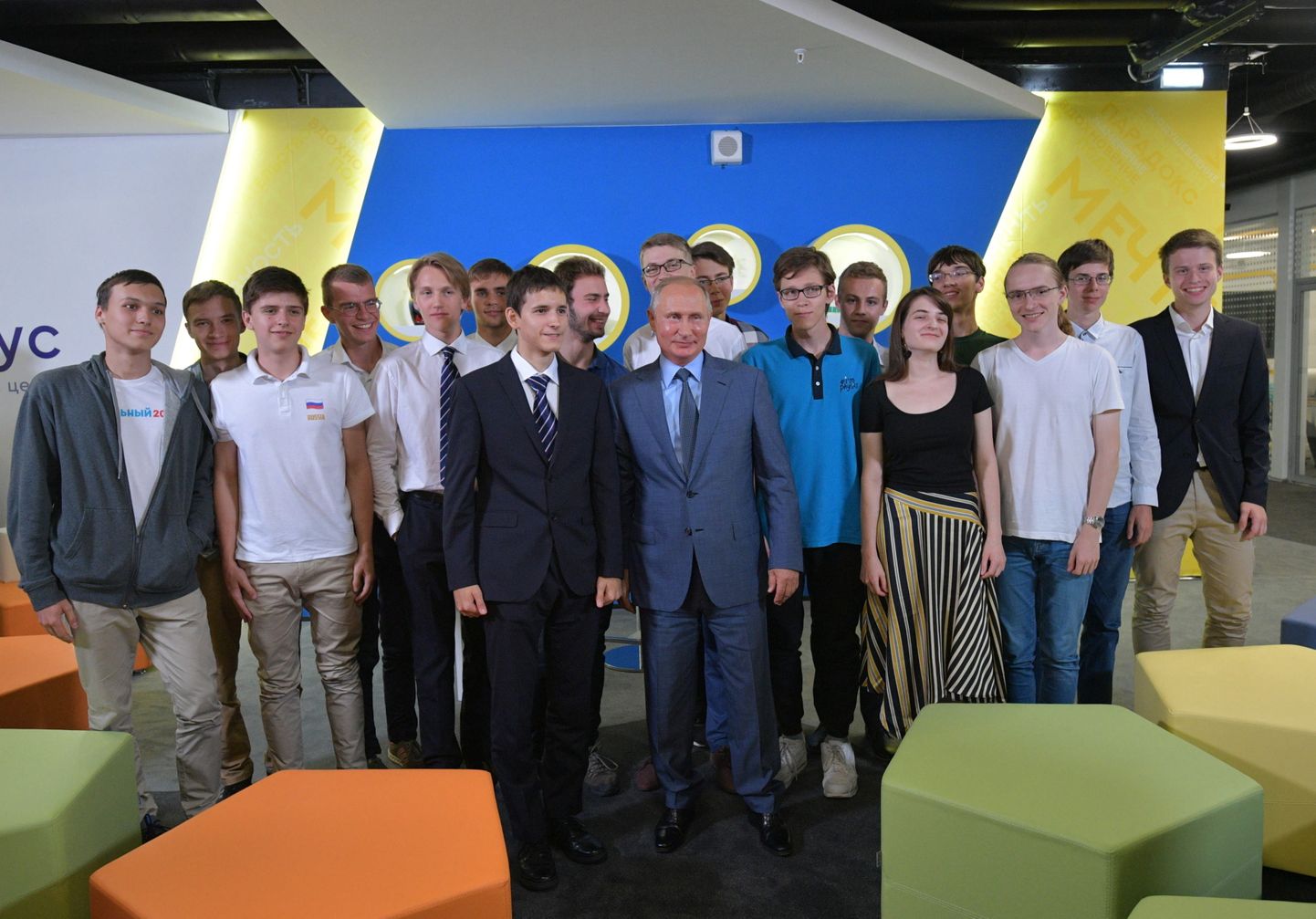 Skolēnu tikšanās ar Vladimiru Putinu. Zēnam, kas stāv pirmais no kreisas, zem jakas ir krekls, uz kura daļēji redzams uzraksts "Navaļnijs 2018"