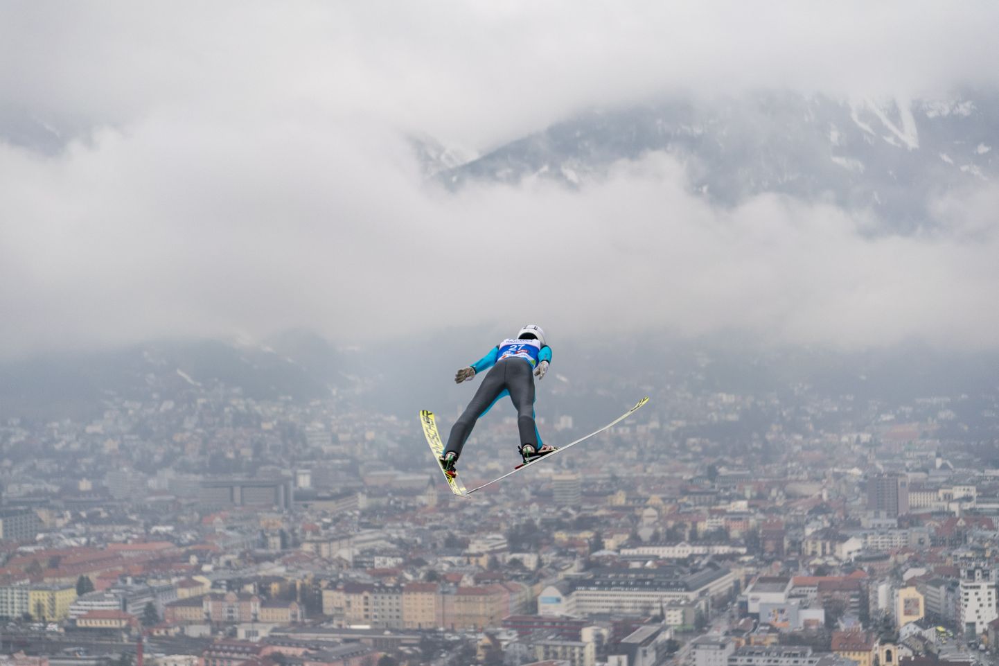 Artti Aigro Bergiseli mäel Innsbrucki vaadet nautimas.