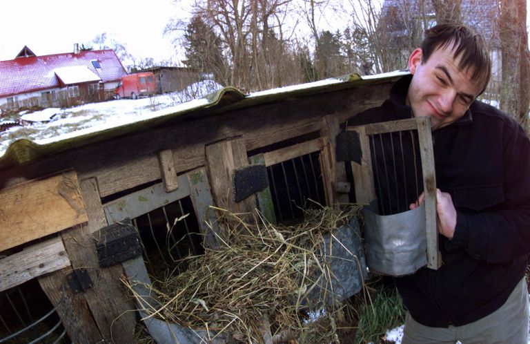 13. novembril 2001. aastal leidis politsei Saue vallas Aila külas Koka talu elumajast kolme inimese surnukeha. Pildil püüab Rasmus Kagge küülikuid, kes olid pärast mõrvatööd nälga jäänud. / Foto: Toomas Huik
