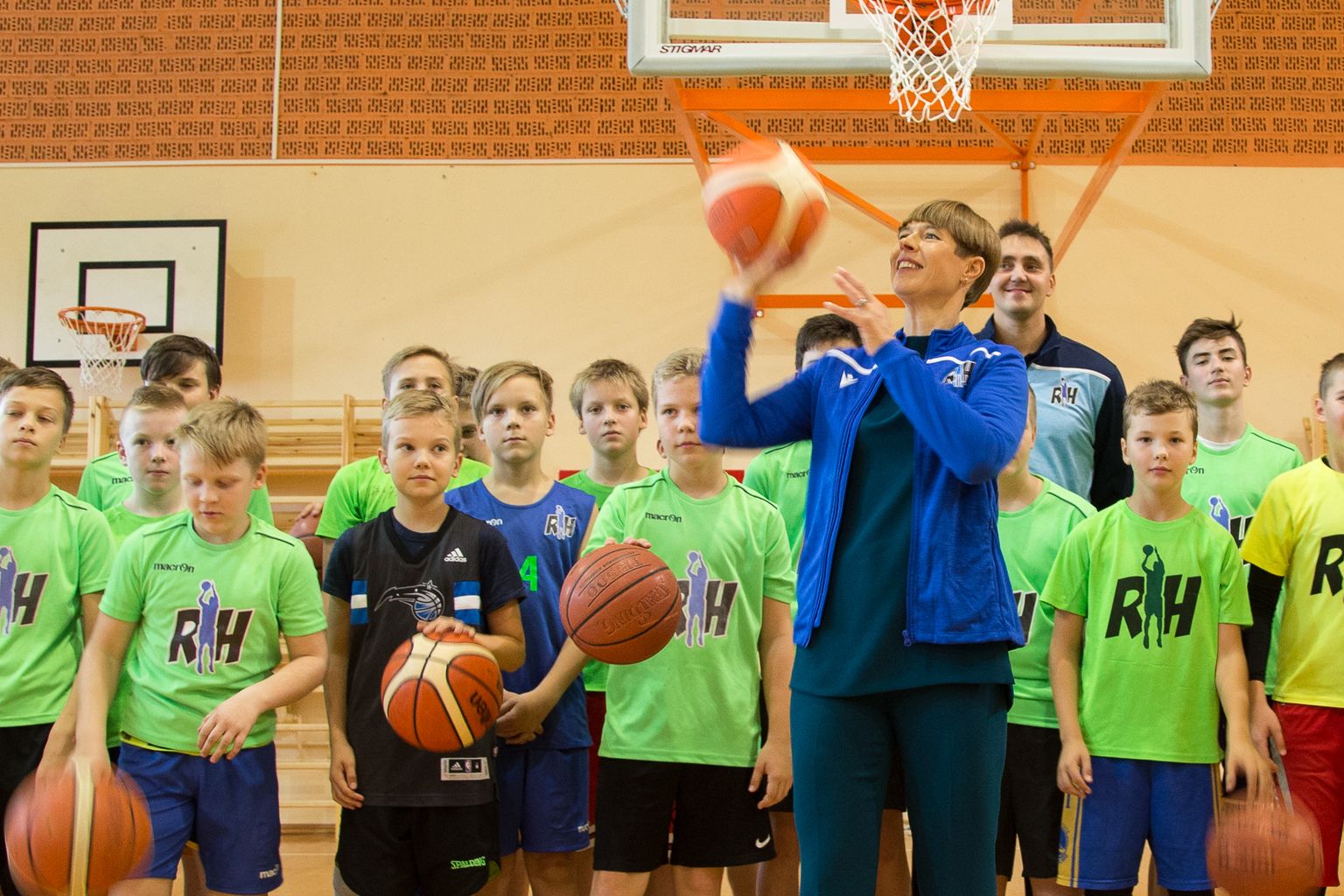 Reinar Halliku korvpallikooli lapsed said neljapäeval Iisaku gümnaasiumi saalis põrgatada palli koos president Kersti Kaljulaidiga.