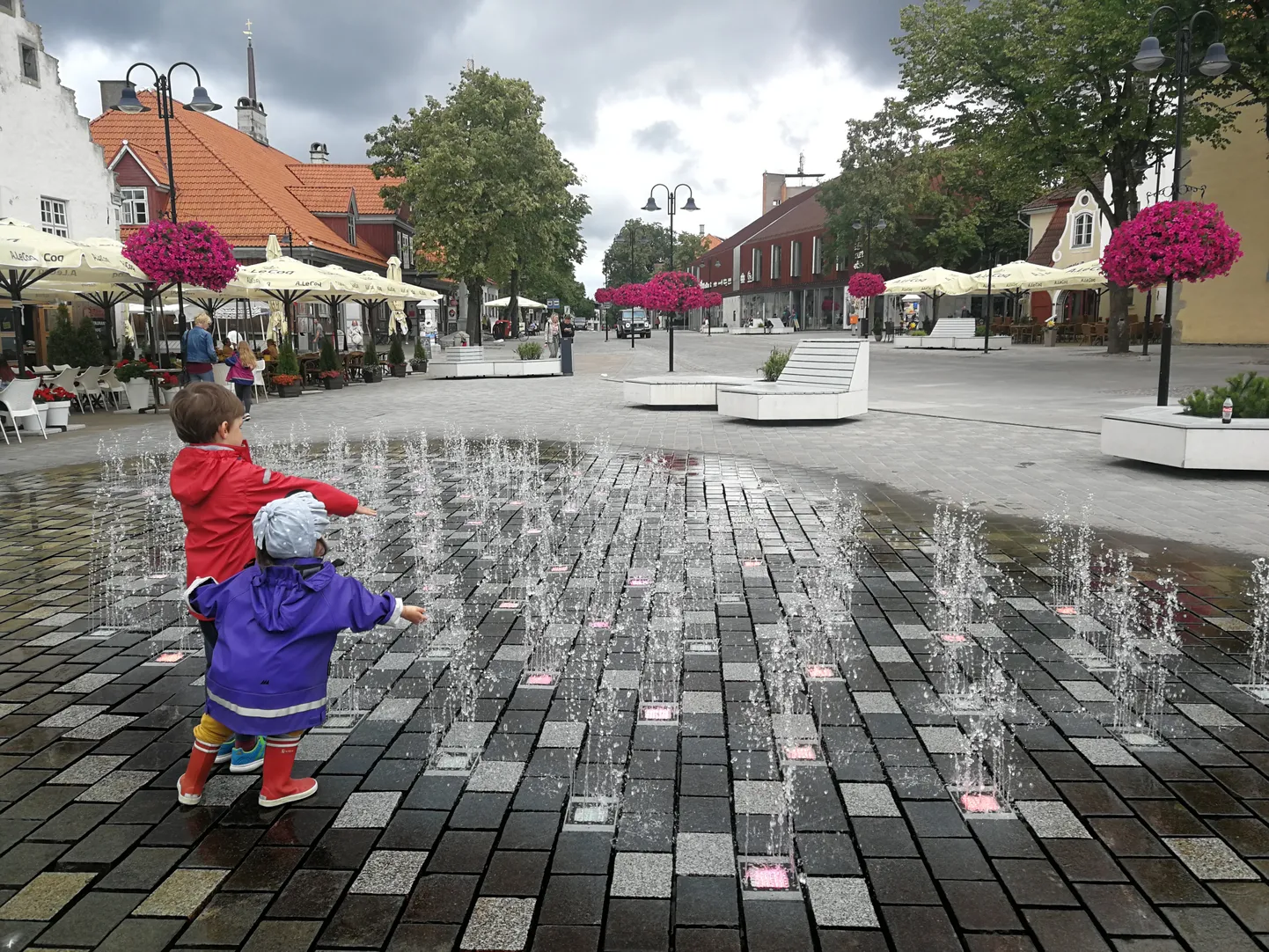 Saare aura ei teki mitte üksnes kaunist loodusest, vaid inim­tegevuse ja saare sobitamisest. Magnetina võlub Kuressaare linna peatänav oma ajalooliste hästi restaureeritud hoonetega, mis on saanud uue sisu.