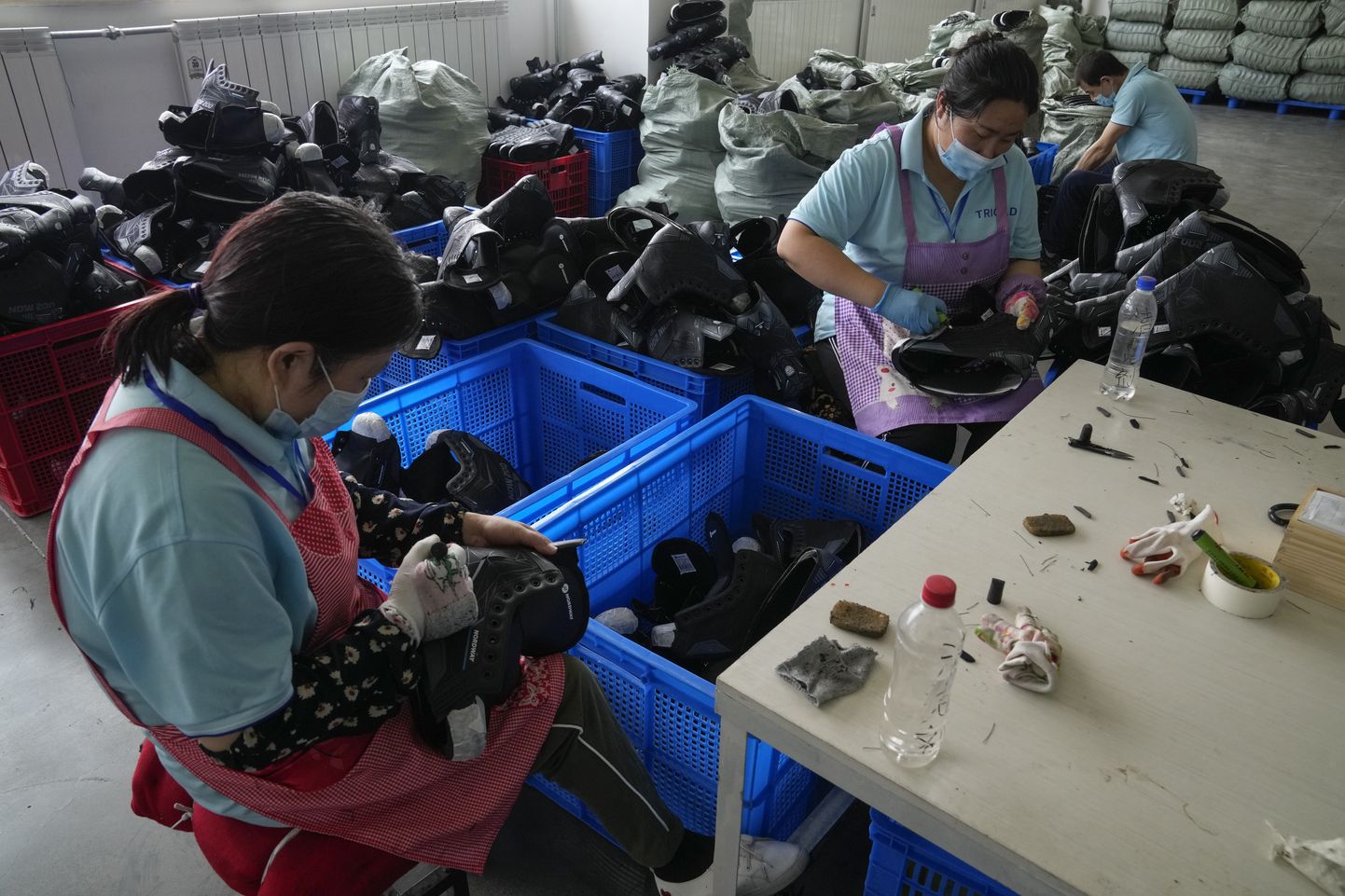 Hiinas tehases pannakse maske kokku