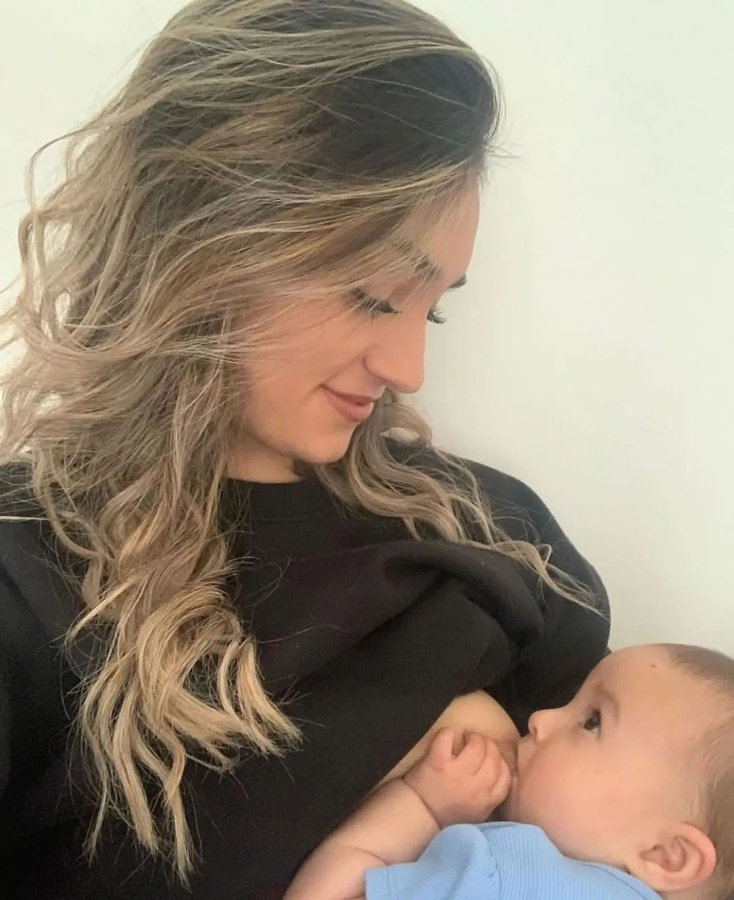 Shania O Neill postitab pilte ja videosid rinnaga toitmisest, et seda inimeste silmis normaliseerida
