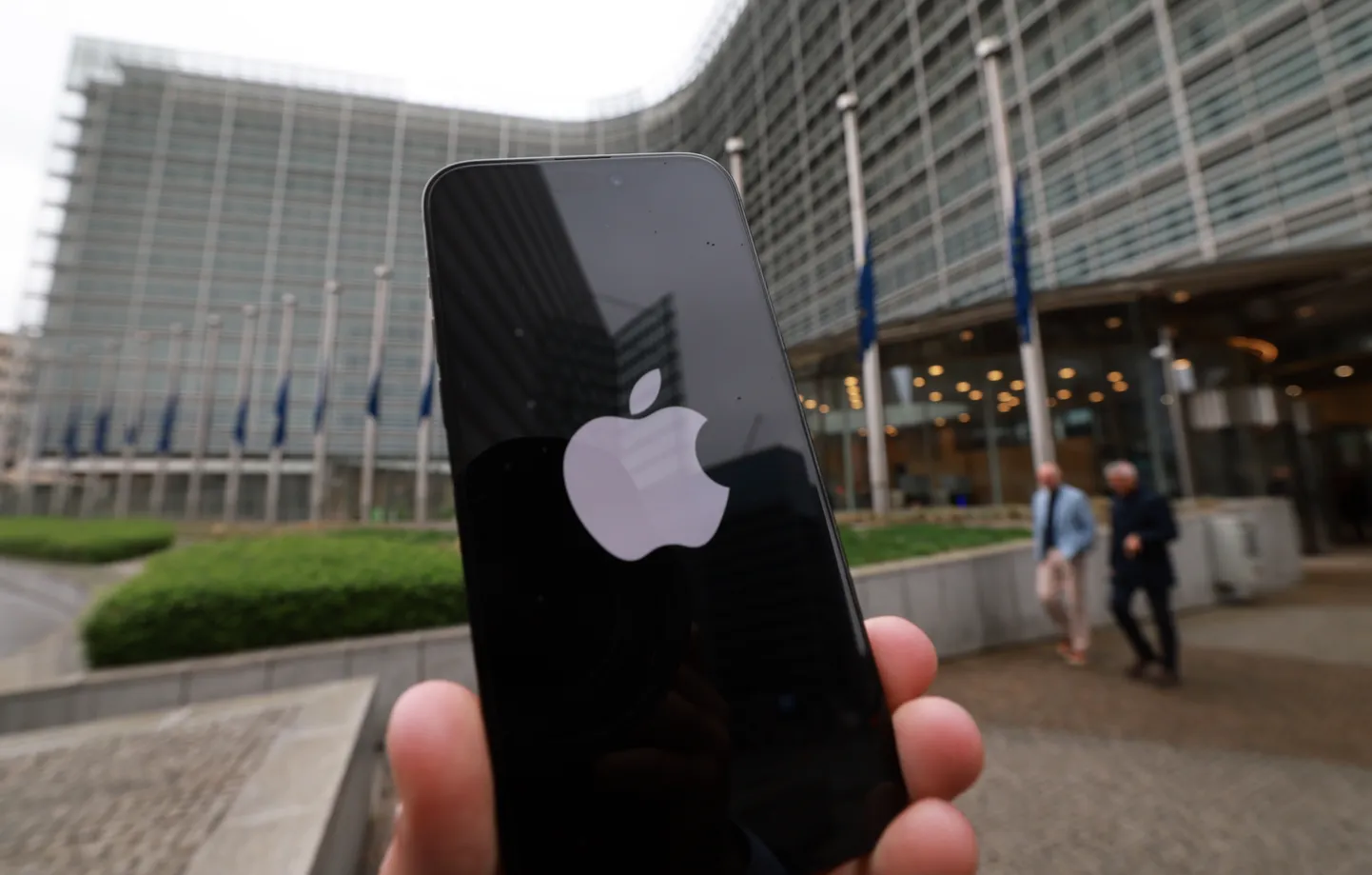 EL trahvis 23.04.25 Apple'it 500M ja Metat 200M euroga digireeglite rikkumise eest. Apple rikkus suunamisvastaseid reegleid, Meta isikuandmete reegleid.