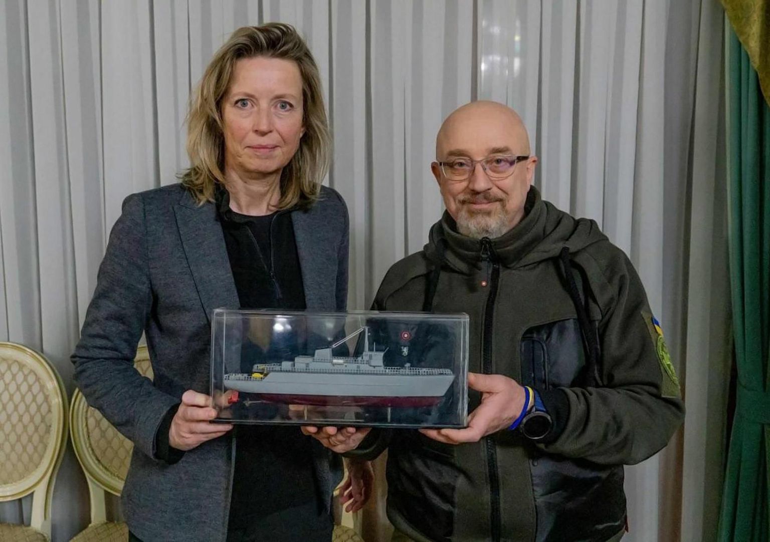 Hollandi kaitseminister Kajsa Ollongren ja tema Ukraina kolleeg Oleksi Reznikov laevamudeliga, mis sümboliseerib kaht Alkmaar-klassi miinijahtijat, mille ukrainlased Haagilt saavad.