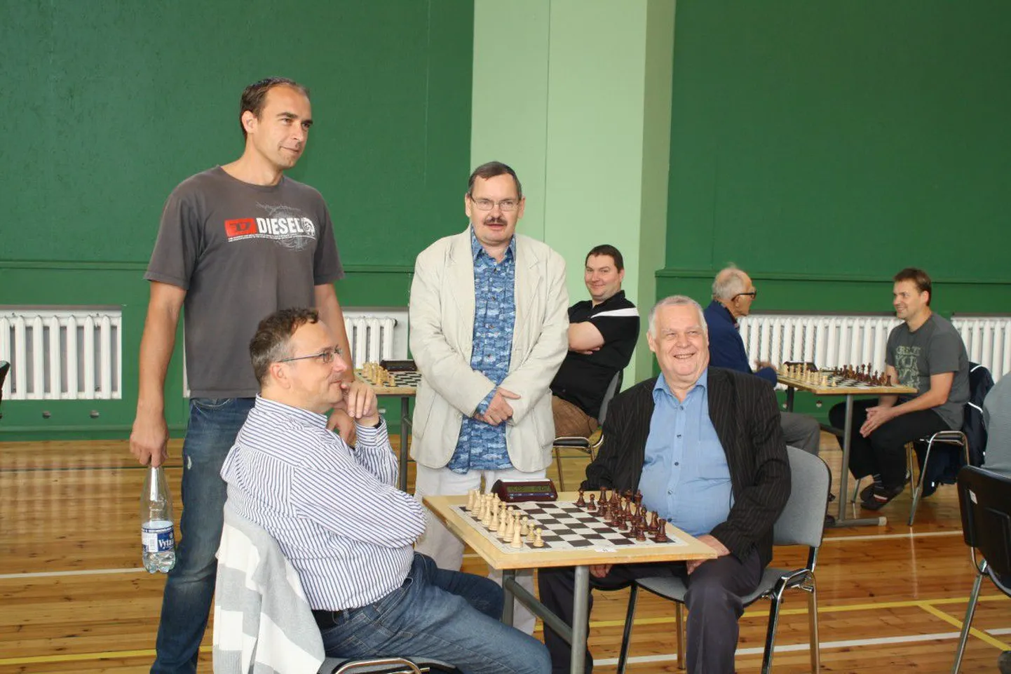 Tõrva maleturniir. Seisavad Kaido Külaots (vasakul)ja Jaan Ehlvest.