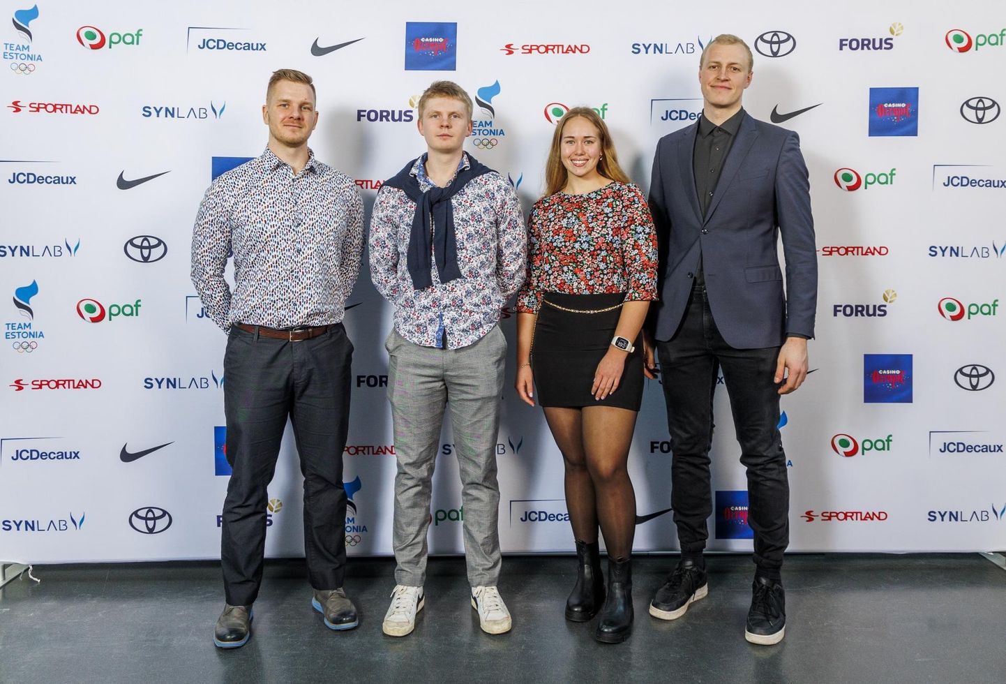 Eesti olümpiakomitee tunnustuse pälvisid (vasakult) Viljandi sõudmistreener Robert Jürimaa ja sõudjad Rainer Oras, Doris Meinbek ja Leo Muiste.