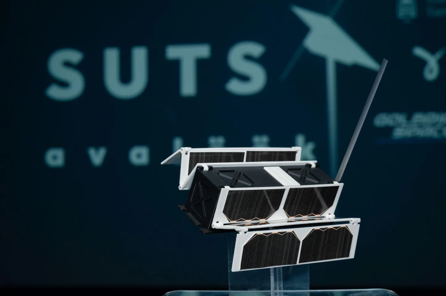 Eestis on tehtud ja tehakse siiani väikesi satelliite, mis kosmoses hästi hakkama saavad. Pildil lahti volditavate päikesepaneelidega SUTS.