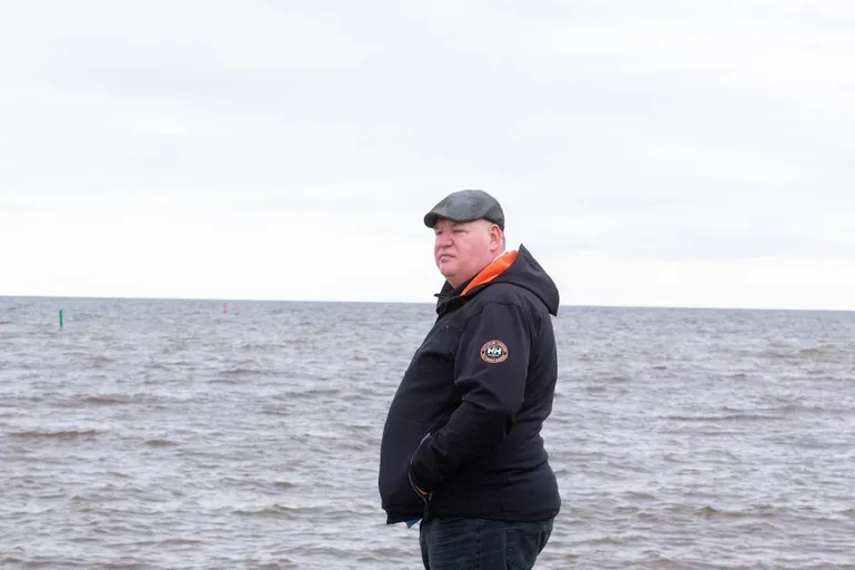 Eales does not know what awaits the waves of the sea on the other side of the horizon. Alar Tupp in his hometown of Mustvee on the shores of Lake Peipsi.