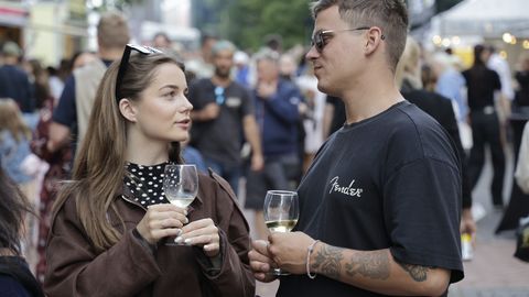 GALERII ⟩ «Pikk järjekord, hea järjekord.» Toidu- ja veinifestival tõi Tartu südalinna rahvast täis