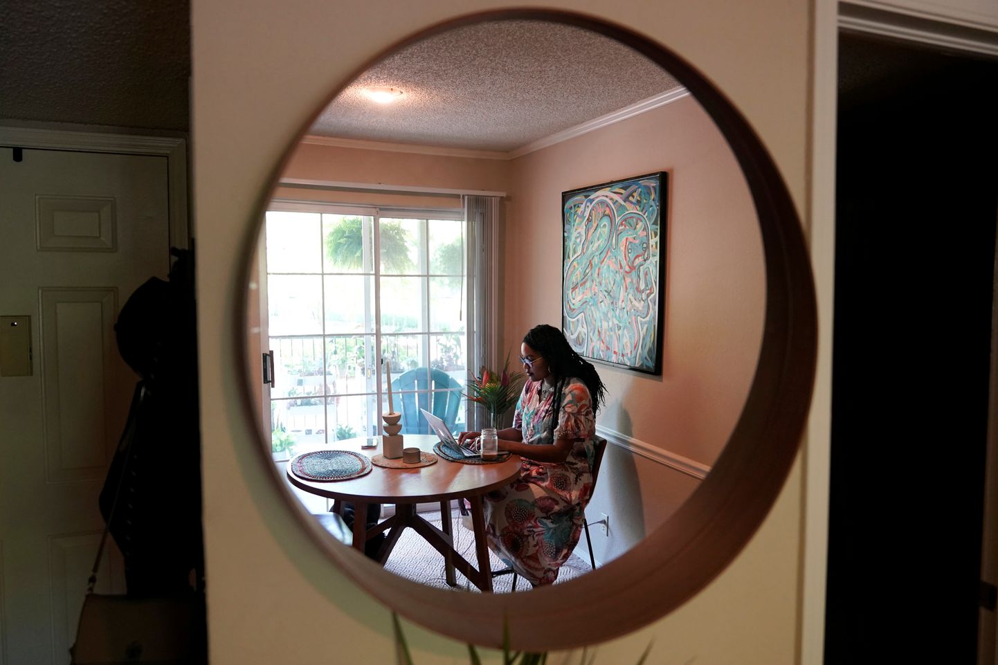 Oma Tulsa, Oklahoma kodus tööd tegeva turundusjuhi Jaleesa Garlandi kujutis esiku kõrval rippuvas peeglis.