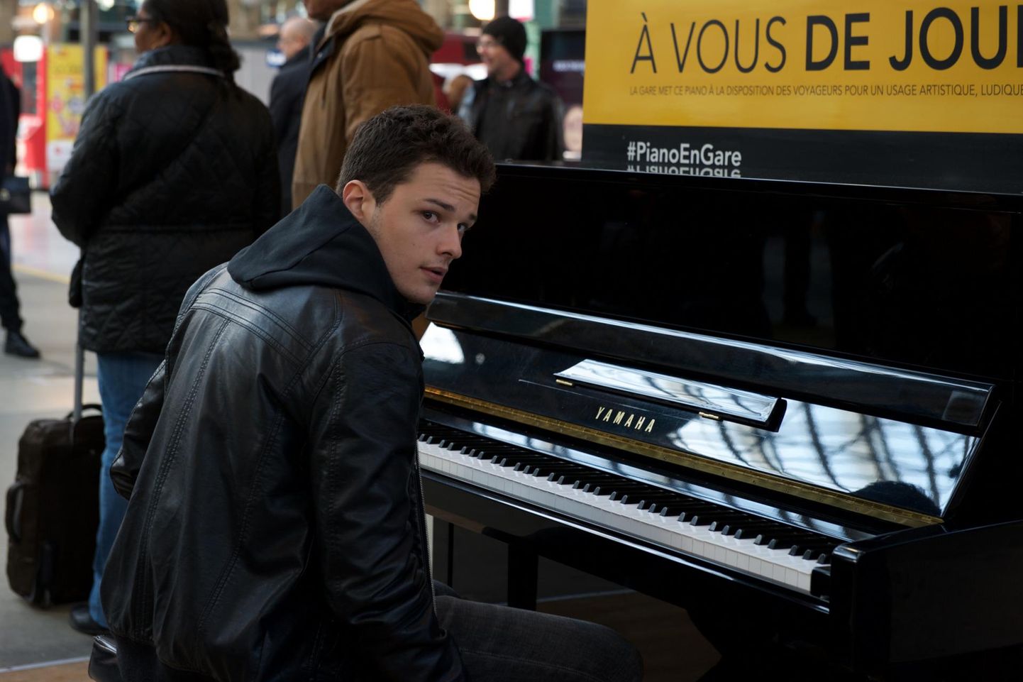 «Kõik on su enda kätes» lugu saab alguse Pariisi raudteejaamast, kus tagasihoidlikust perest pärit noormees käib aeg-ajalt klaverit mängimas. Erilise andega noort mängib Jules Benchetrit. FOTO: Kaader Filmist