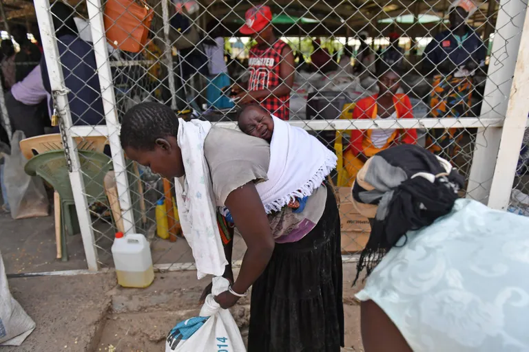 Põgenik Kakuma põgenikelaagri toidujaotuspunktis. Foto: Sun Ruibo/imago/Xinhua/Scanpix