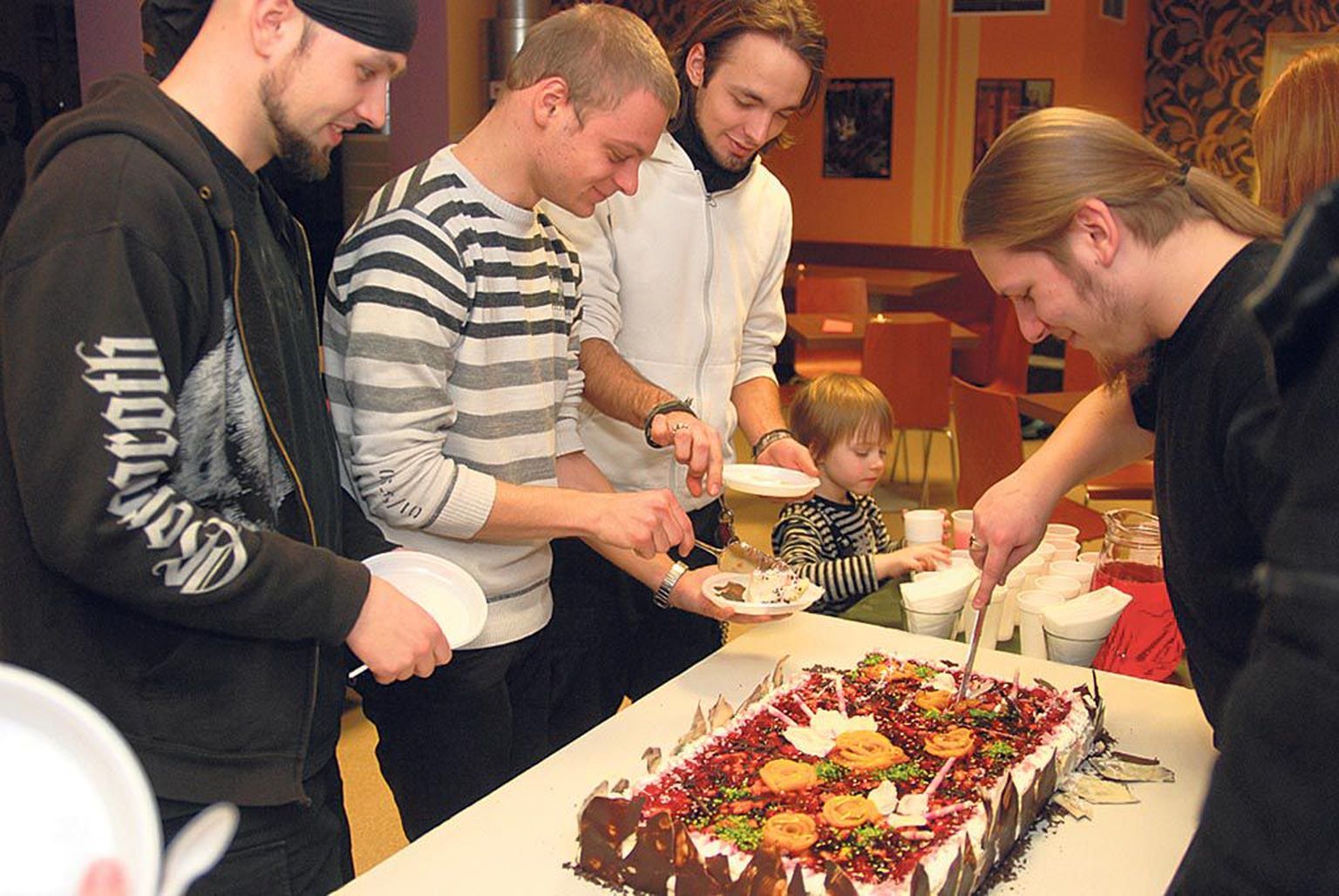 Noortekeskuse aastapäeval pakuti kohaletulnuile kombekohaselt ka torti.