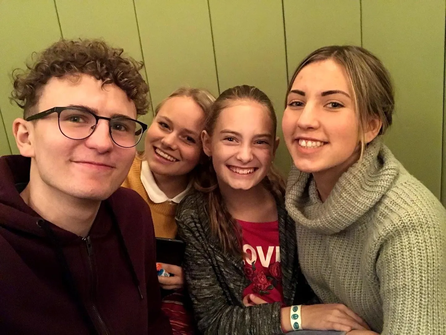Põlva laulukangelased: Jan–Mattias Kottise (vasakult), Sireli Salum, Linette Risttee, Hanna Maria Laane. Sireli ja Linette võitsid Valga pop- ja jazzmuusika konkursil «Lauluragin» duettide arvestuses esimese koha, Jan-Mattias ja Hanna Maria tulid kolmandaks.