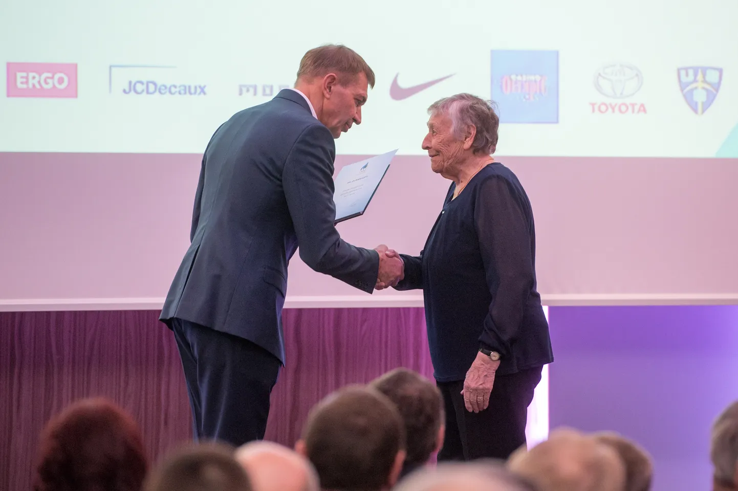 Eesti olümpiakomitee president Urmas Sõõrumaa tänas ja tunnustas Viljandimaa spordiveterani Hilja Bakhoffi.