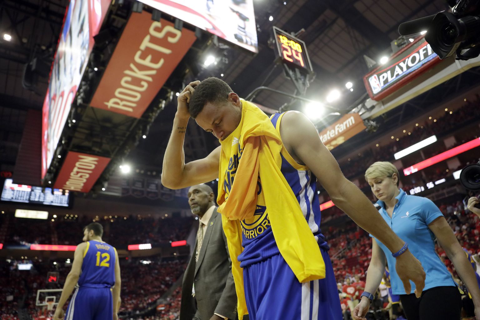Põlve vigastanud Stephen Curry lahkub teise poolaja alguses väljakult.
