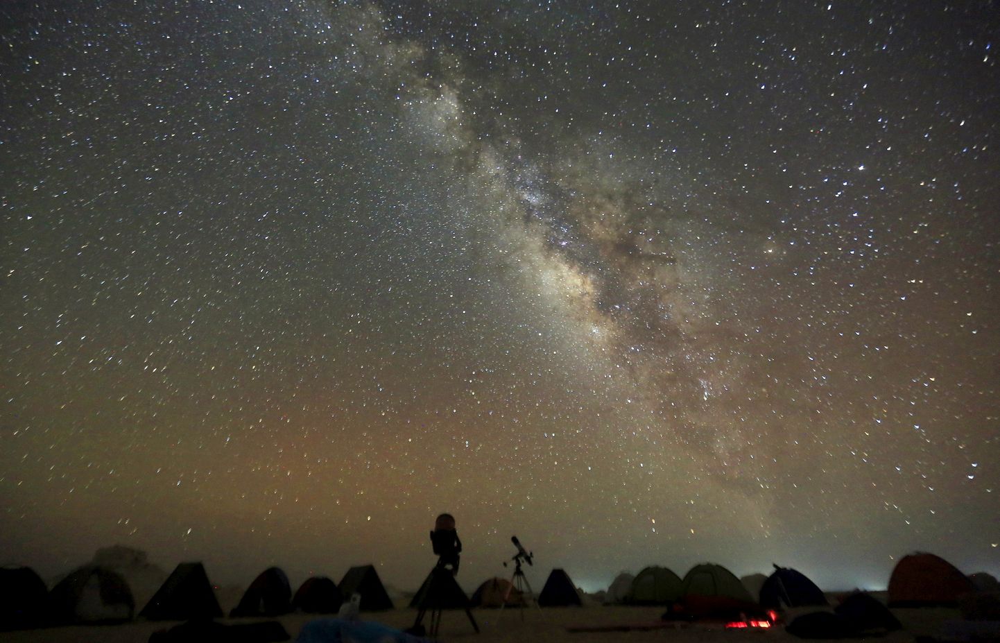 Meie galaktika Linnutee vaadatuna Egiptuses Kairo lähedal kõrbes. Foto on tehtud 16 mail 2015