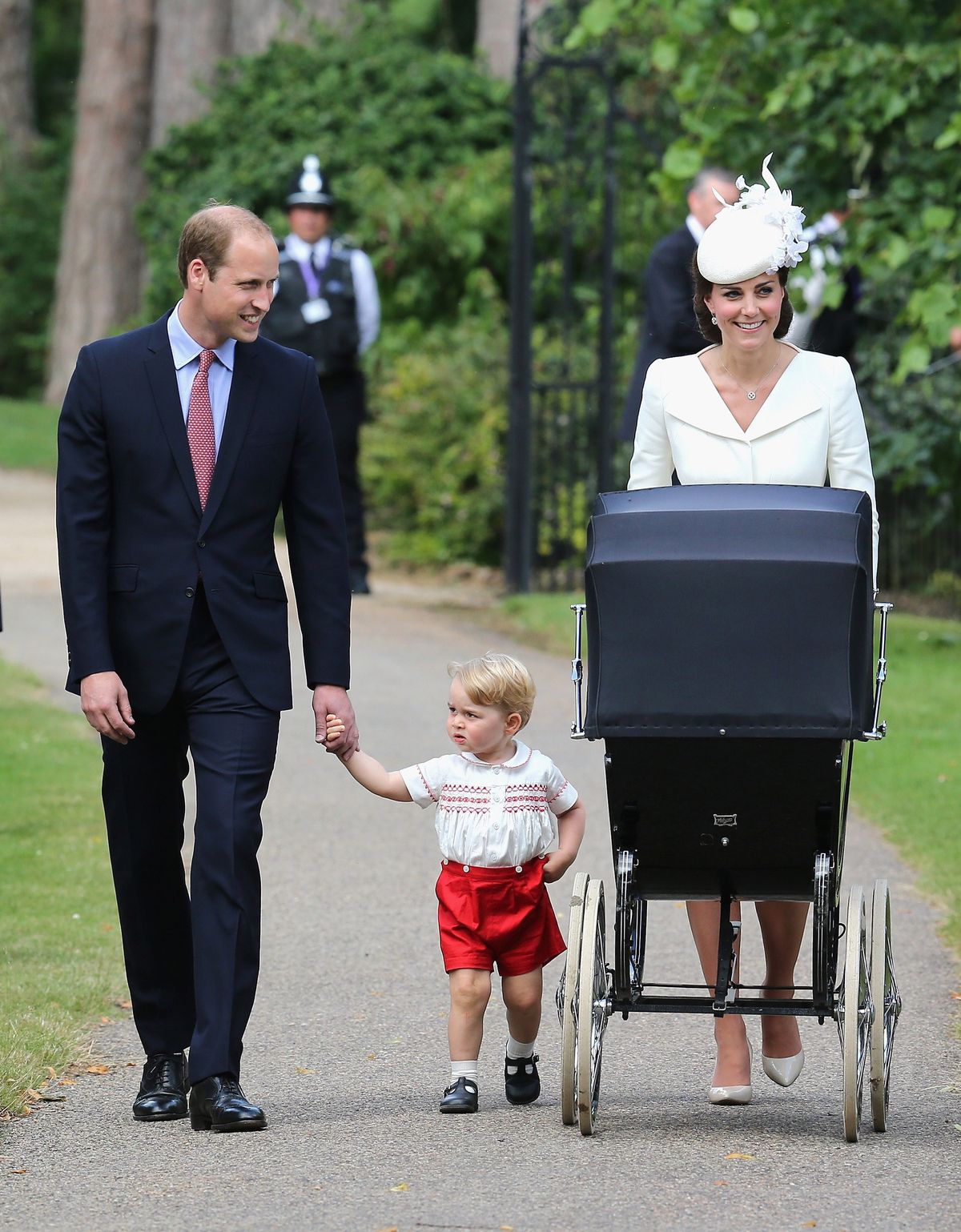 Kembridžas hercogi un viņu dēls Kembridžas princis Džordžs kopā ar mazo Šarloti ratiņos ierodas Sv. Marijas Magdalēnas baznīcā Sandringemā. 2015. gada 5. jūlijā notika mazās princeses kristības. 