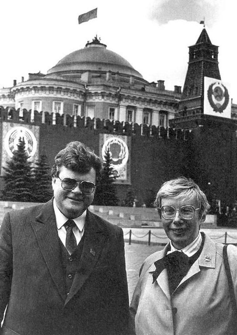 Edgar Savisaar ja Marju Lauristin, Eestimaa Rahvarinde alusepanijad, hilisemad võitluskaaslased ja teineteise oponendid 1989. aastal Moskvas Punasel väljakul.  