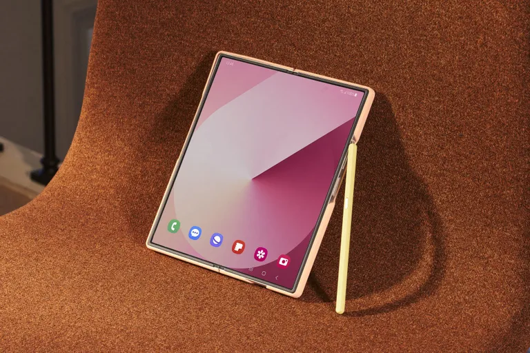 Galaxy Fold6 lahtivoldituna.