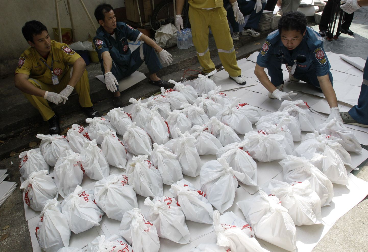 Bangkoki templi surnukuurist leitud kotid loodetejäänustega.