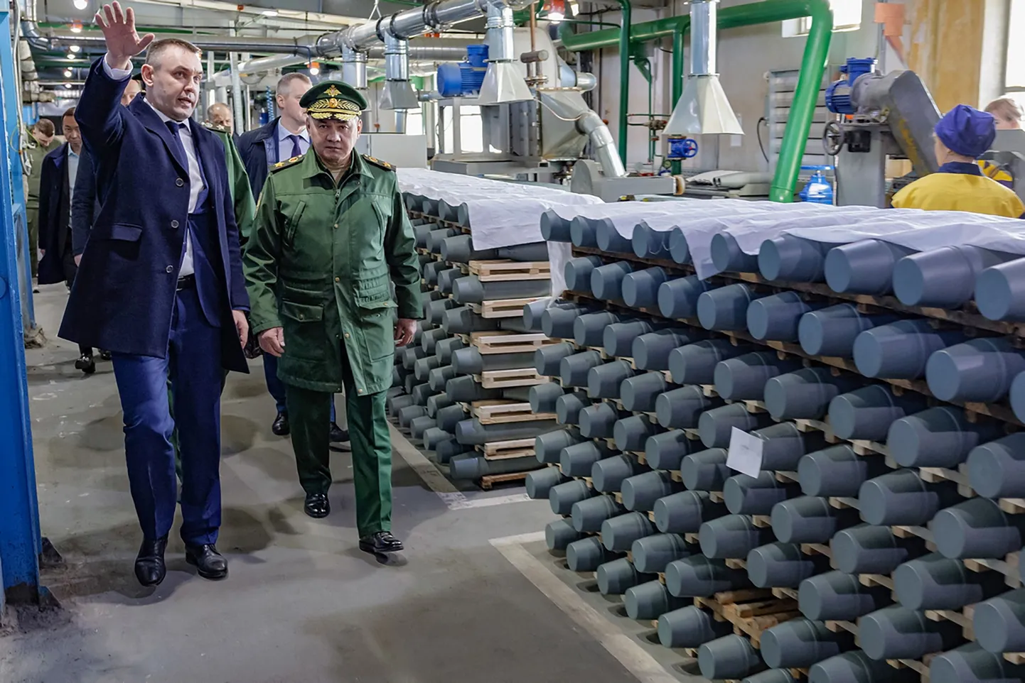 Министр обороны России Сергей Шойгу посетил завод по производству боеприпасов в Нижнем Новгороде в начале апреля.