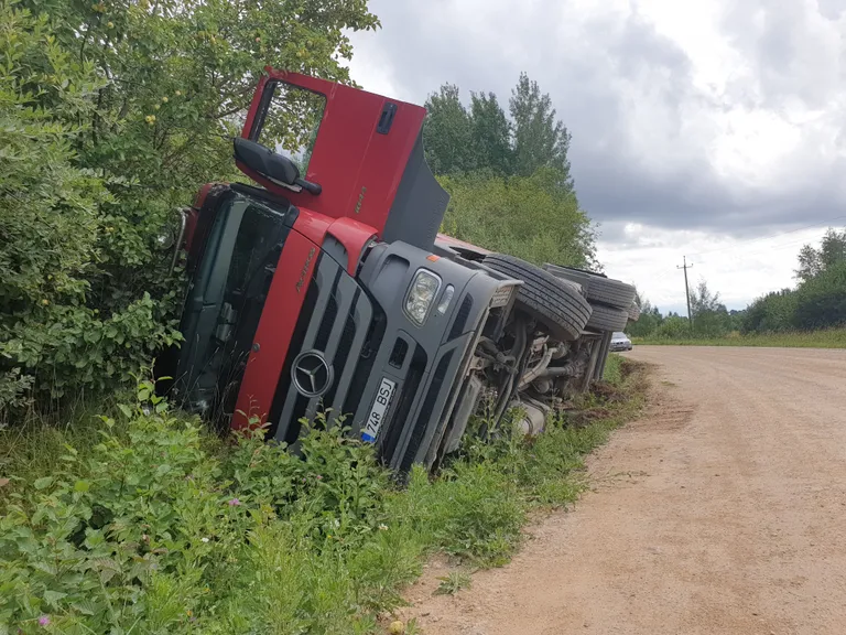 Kolga külas vajus veoauto kraavi.