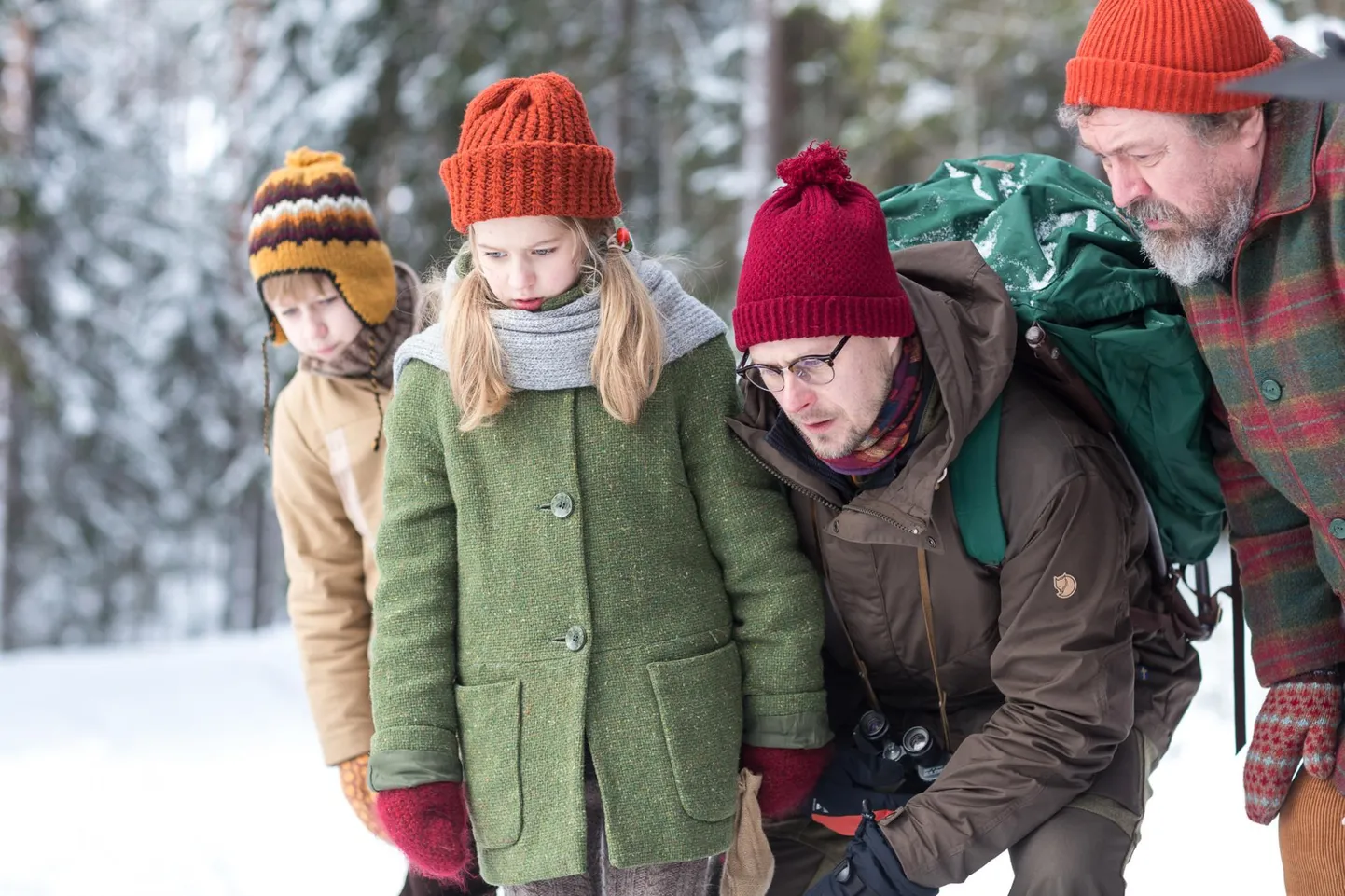 Tähtsa jälje avastamine. Ott (Jaan Rekkor), linnuvaatleja ja ministeeriumi ametnik (Tambet Tuisk)m Eia (Paula Rits) ja Ats (Siim Oskar Ots) Anu Auna filmis «Eia jõulud Tondikakul». FOTO: Kristjan Mõru