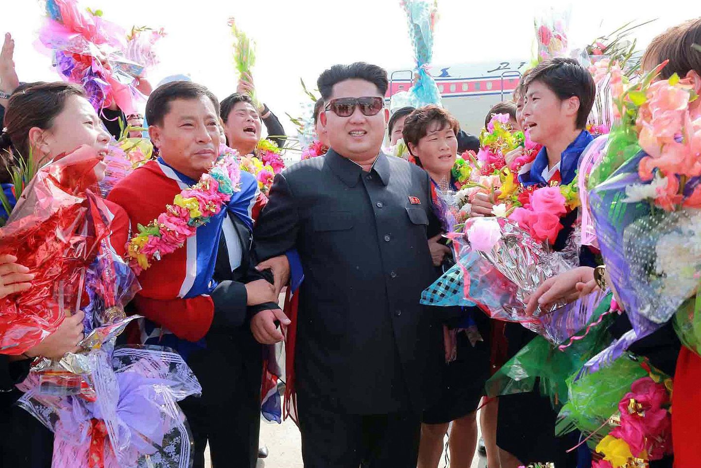 Kim Jong-un kohtumas Põhja-Korea jalgpallinaiskonnaga