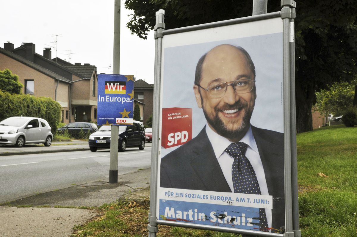 Предвыборная реклама лидера европейских социалистов Мартина Шульца на улице Германии, на заднем плане плакат Христианско-демократического союза (CDU), главного конкурента Социал-демократической партии Германии (SPD).