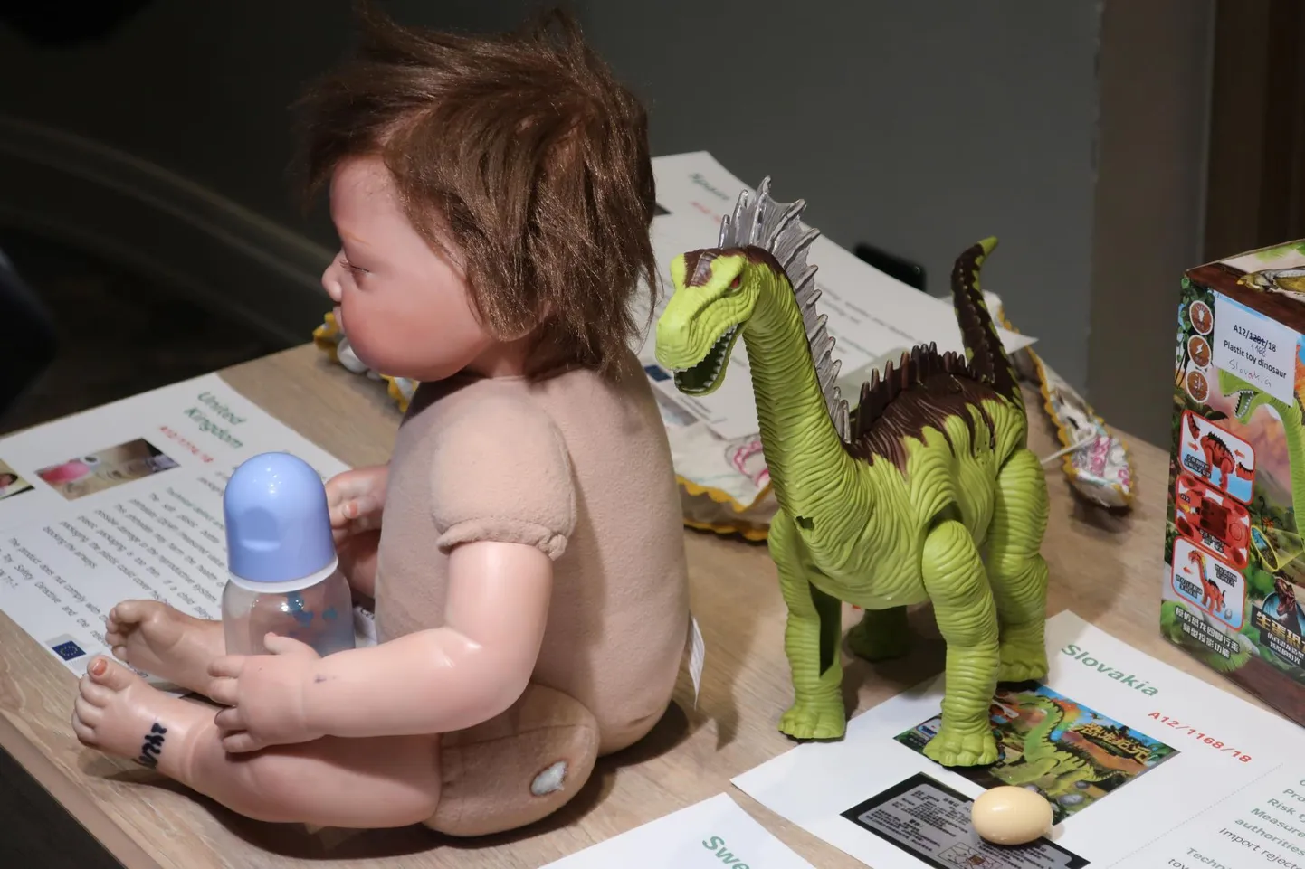 Kõrge ftalaadi­sisaldusega lutipudel koos mängunukuga ning lämbumisohtu kujutav dinosaurus. Ftalaat võib põhjustada viljatust.