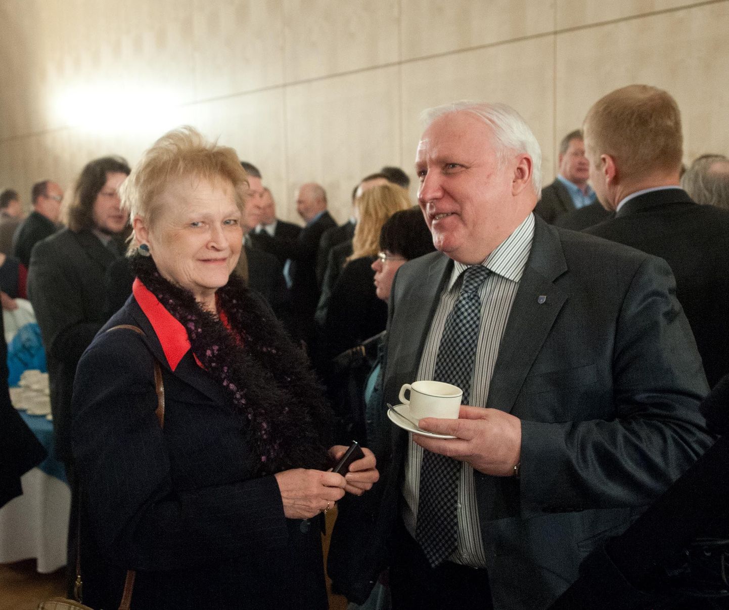 Üldkogu üks algatajatest, Juuru vallavolikogu juht Sirje Endre koos Räpina vallavanema Teet Helmiga kohvipausil.