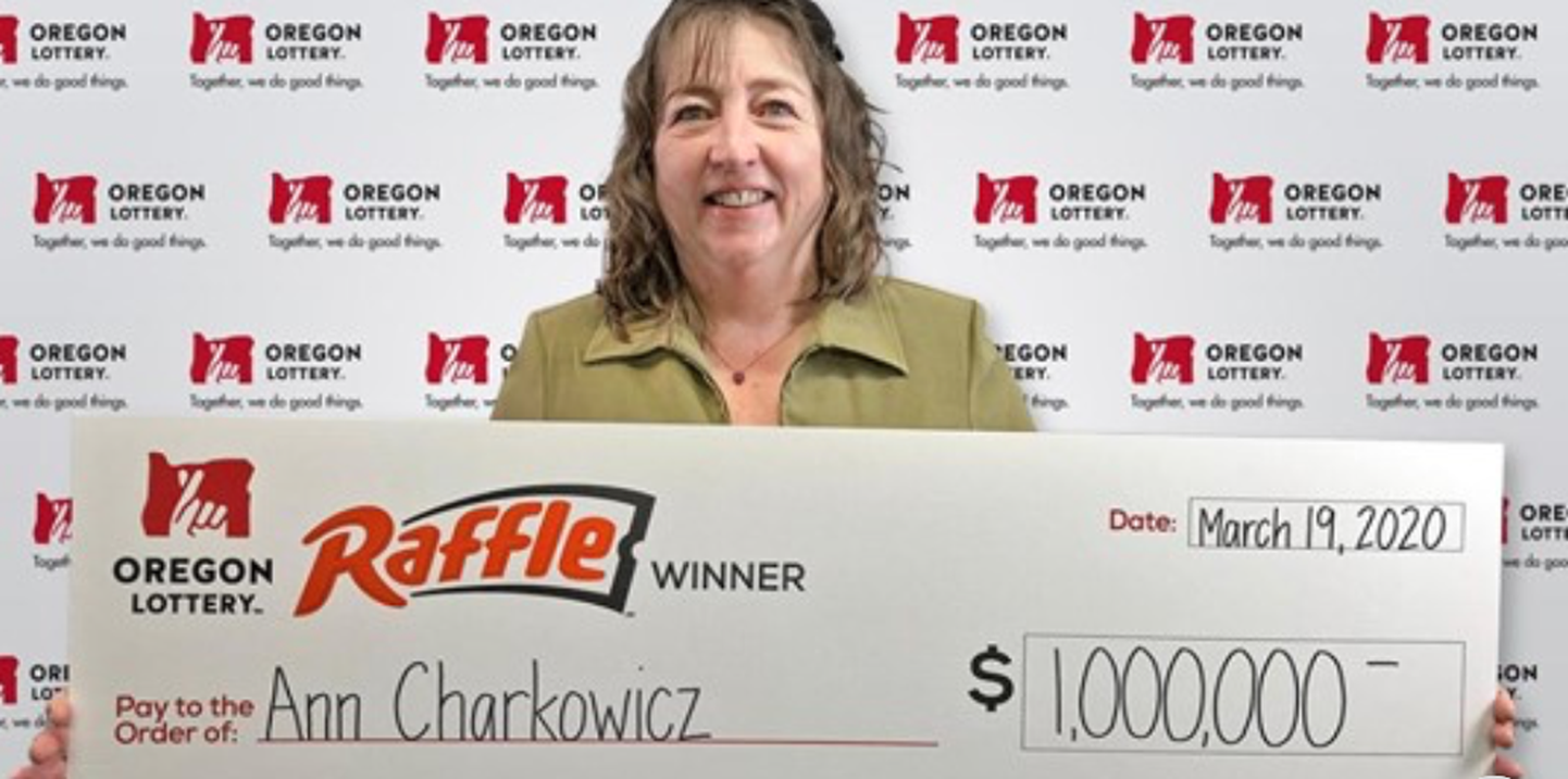 Ann Charkowicz võitis lotoga miljon dollarit. Naine peab sed heaks karmaks, sest päästis enne võidupileti ostu tänaval ekselnud väikelapse.