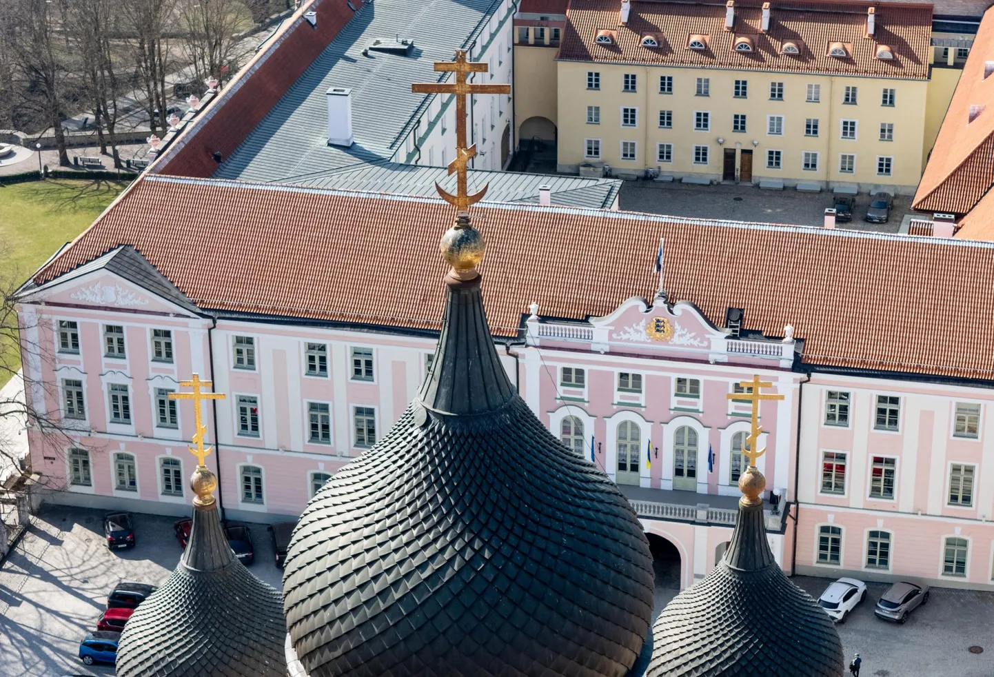 Riigikogu toetas sel nädalal kirikute ja koguduste seadust, mis ei luba meie kirikuid-kogudusi juhtida neil, kes toetavad sõda ning on ohuks meie põhiseaduslikule korrale ja eksistentsile.