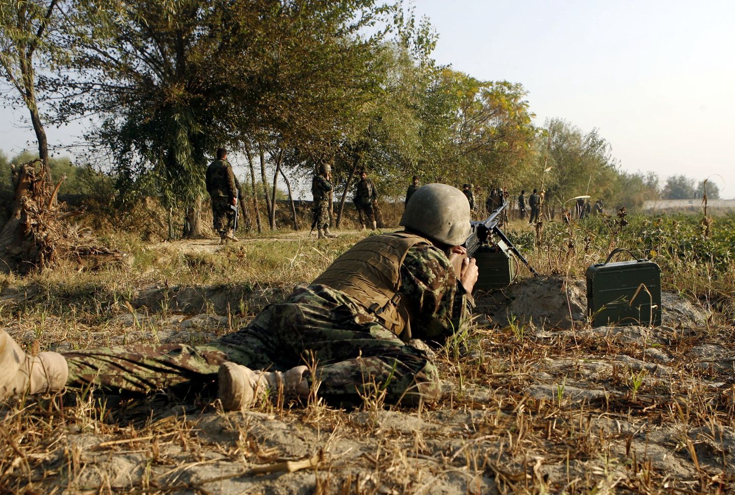 Afganistani rahvusarmee (ANA) sõdur oma positsioonil Jalalabadi lennuvälja lähistel.