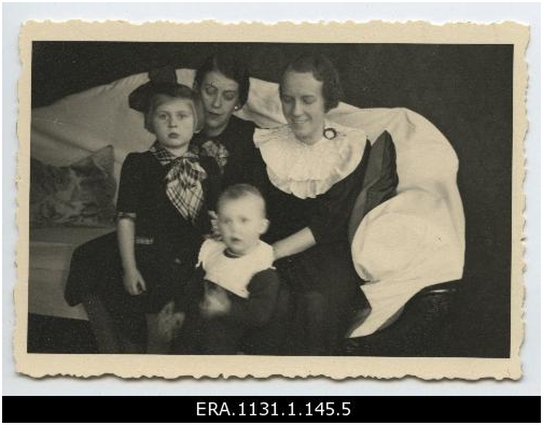 Juhan Tõrvandi kasutütred Zita ja Selma koos oma tütarde Viive ja Ginaga.