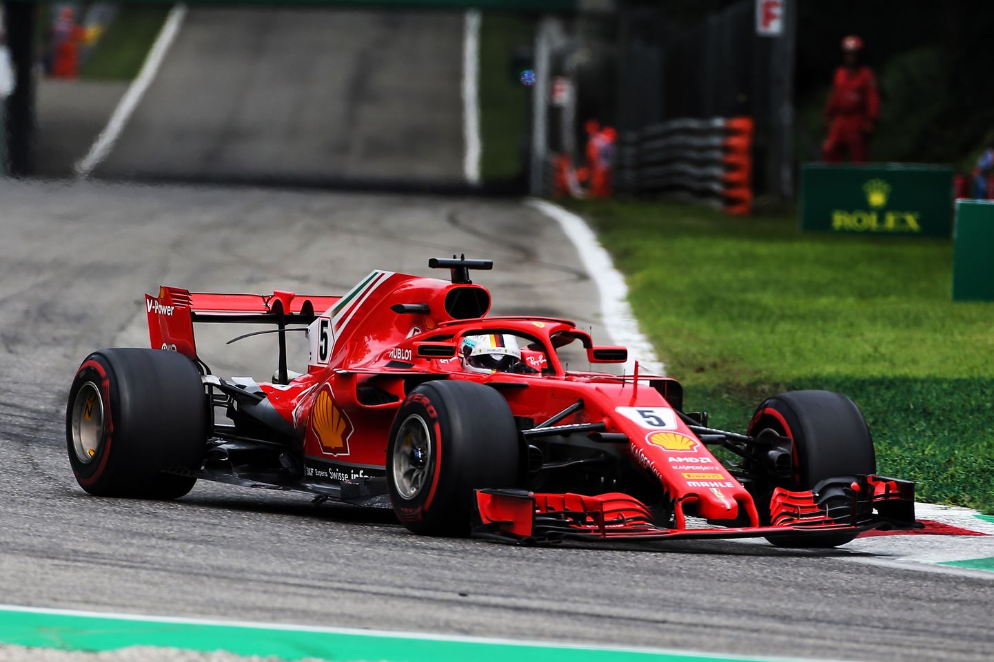Kokkupõrge avaringil lõhkus Sebastian Vetteli Ferrari esitiiva.