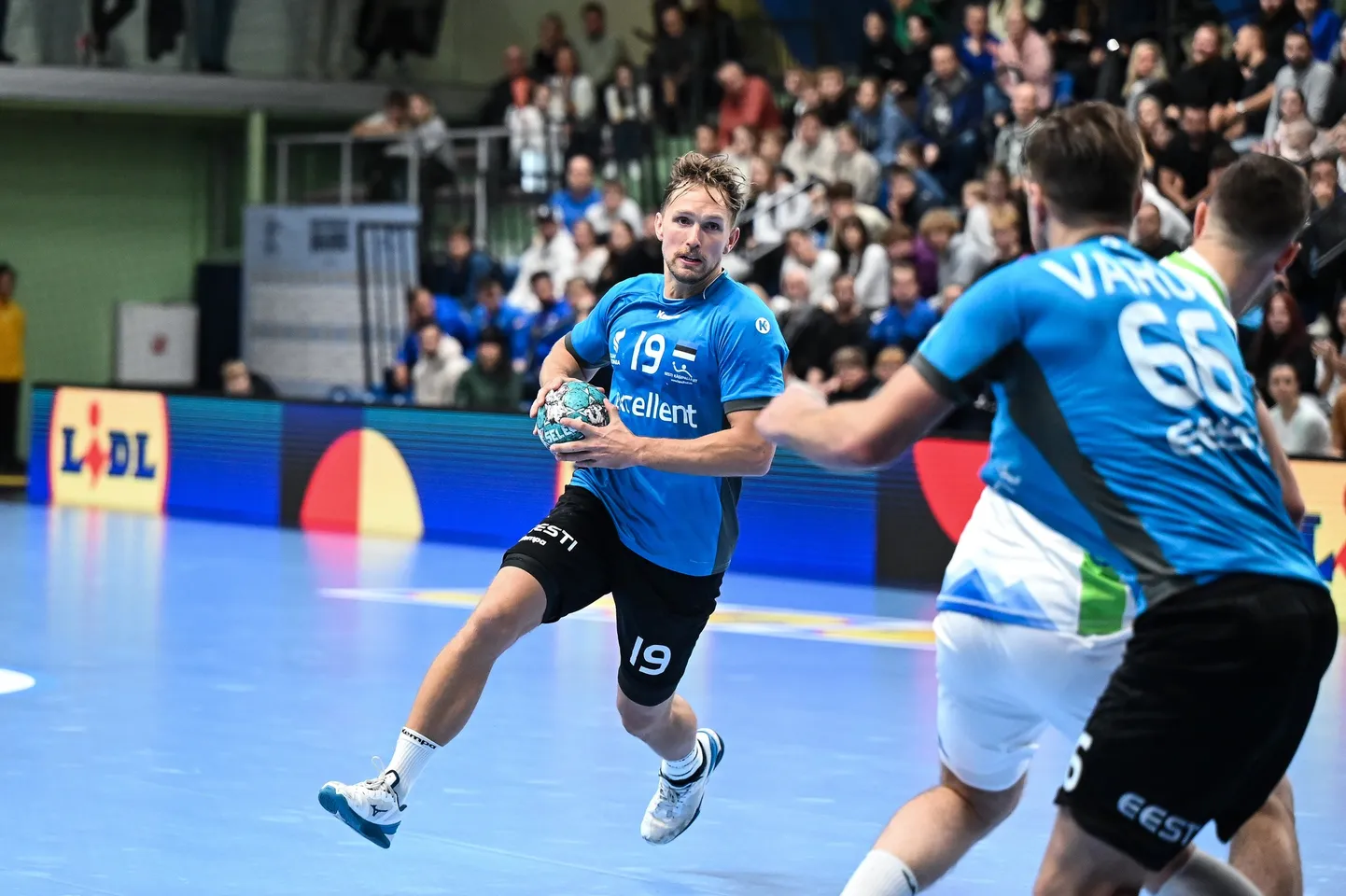Eesti viimaste aastate resultatiivseim mängija, Karl Toom (palliga), seekord oma riiki aidata ei saa.