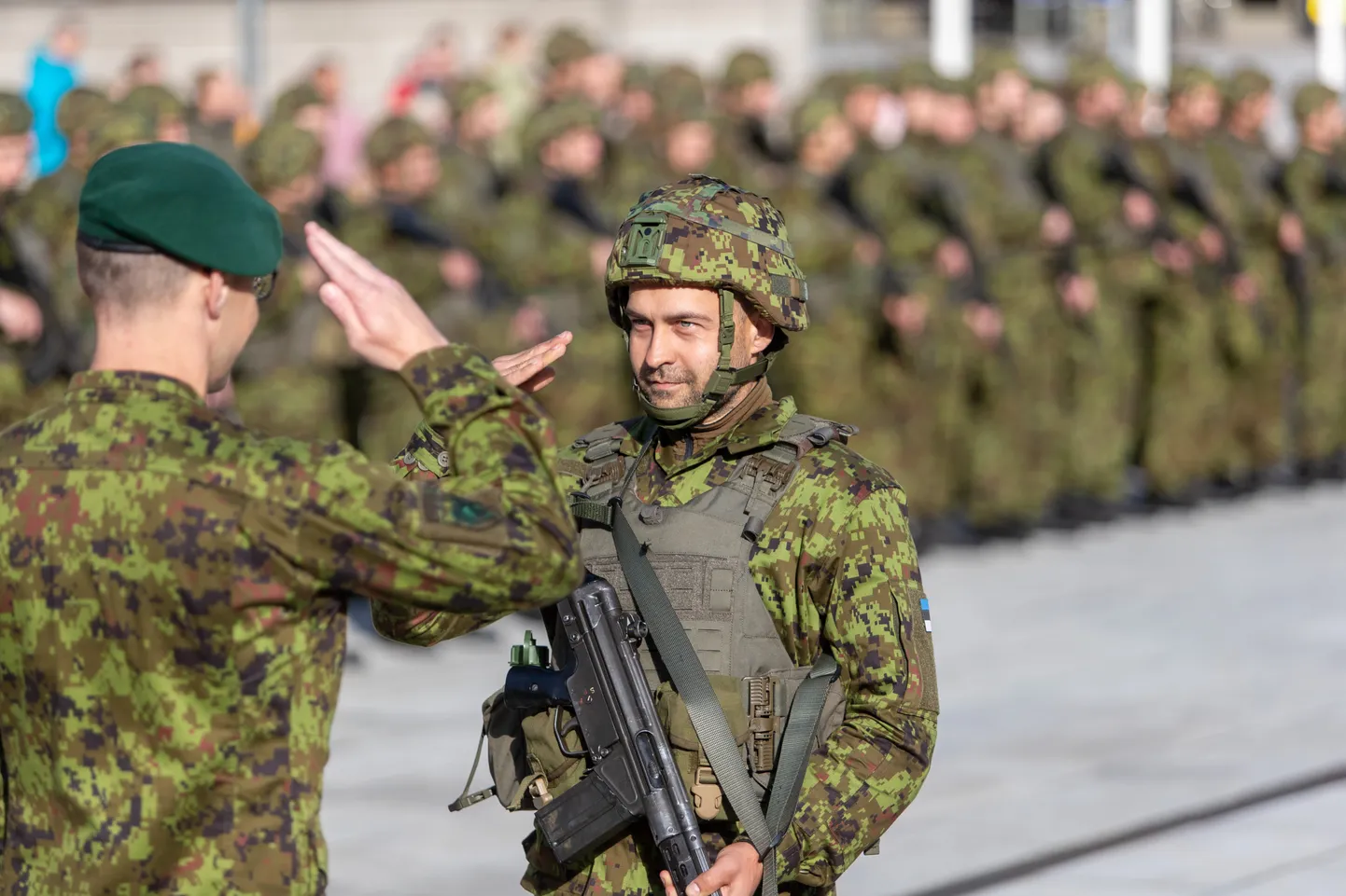 Участник военных учений в Вильянди приветствует командира на площади Свободы, сентябрь 2023 года.