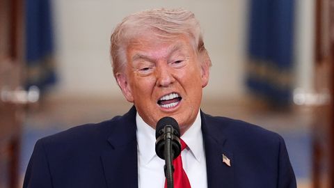 Трамп в неприличных выражениях потребовал от Ирана открыть Ормузский пролив