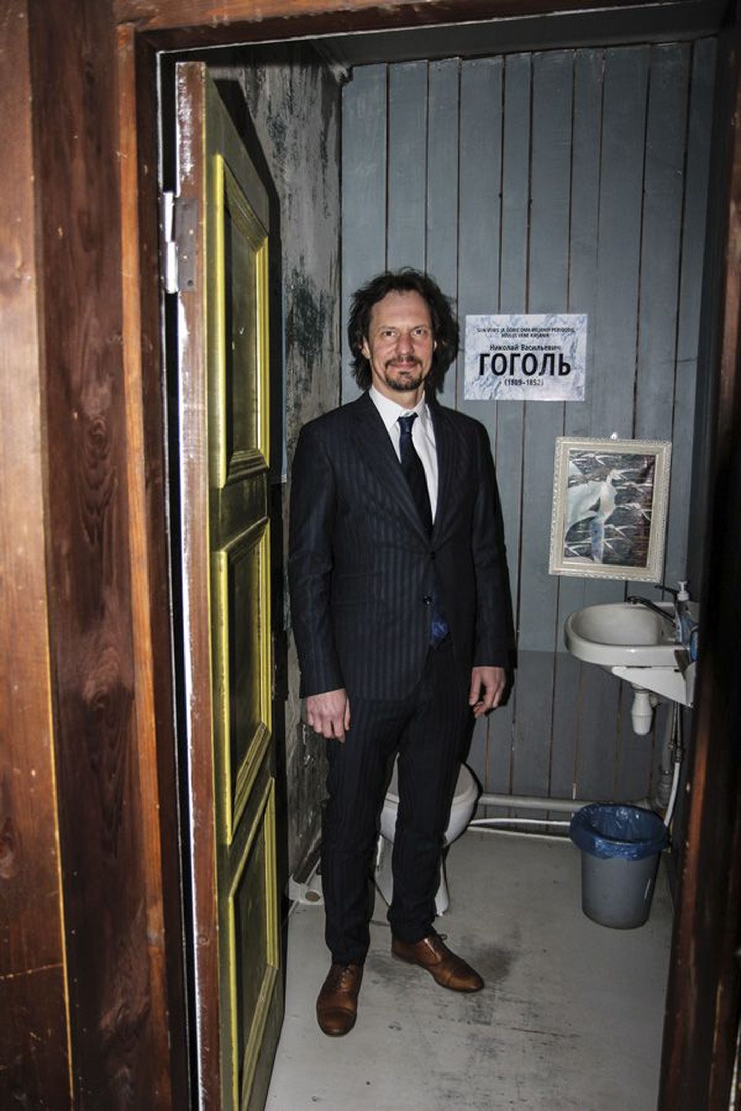 Kultuuriminister Indrek Saar veetis eelmisel reedel Viljandis sisuka päeva. Muu hulgas tegi ta tähendusrikka peatuse raamatubaari Romaan WC-s.