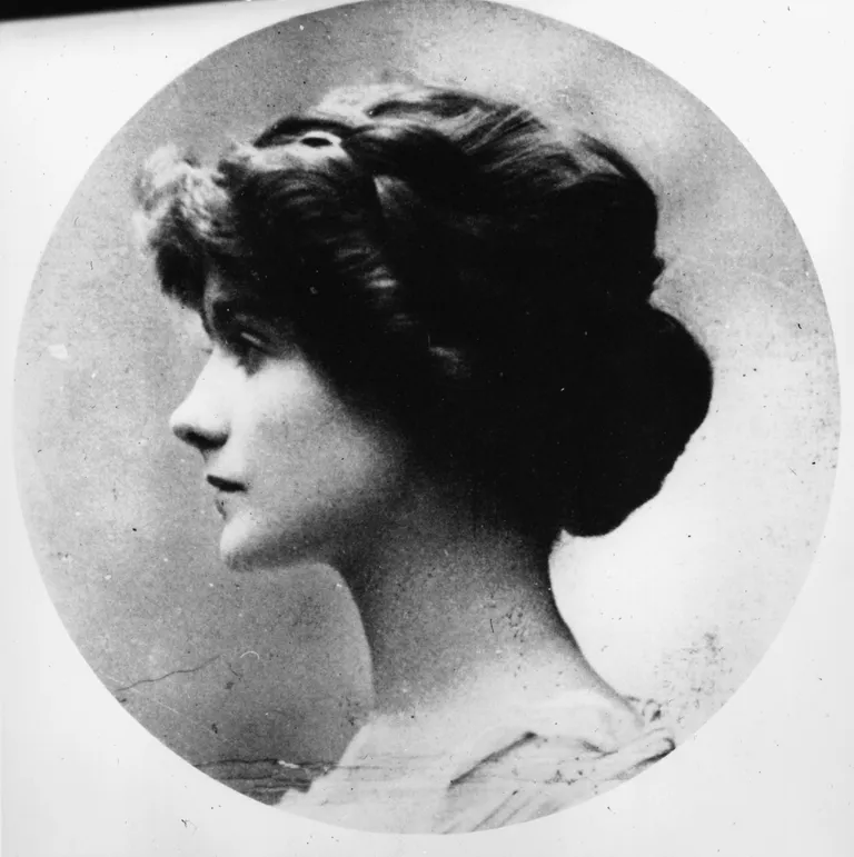 Gabrielle «Coco» Chanel umbes aastal 1900